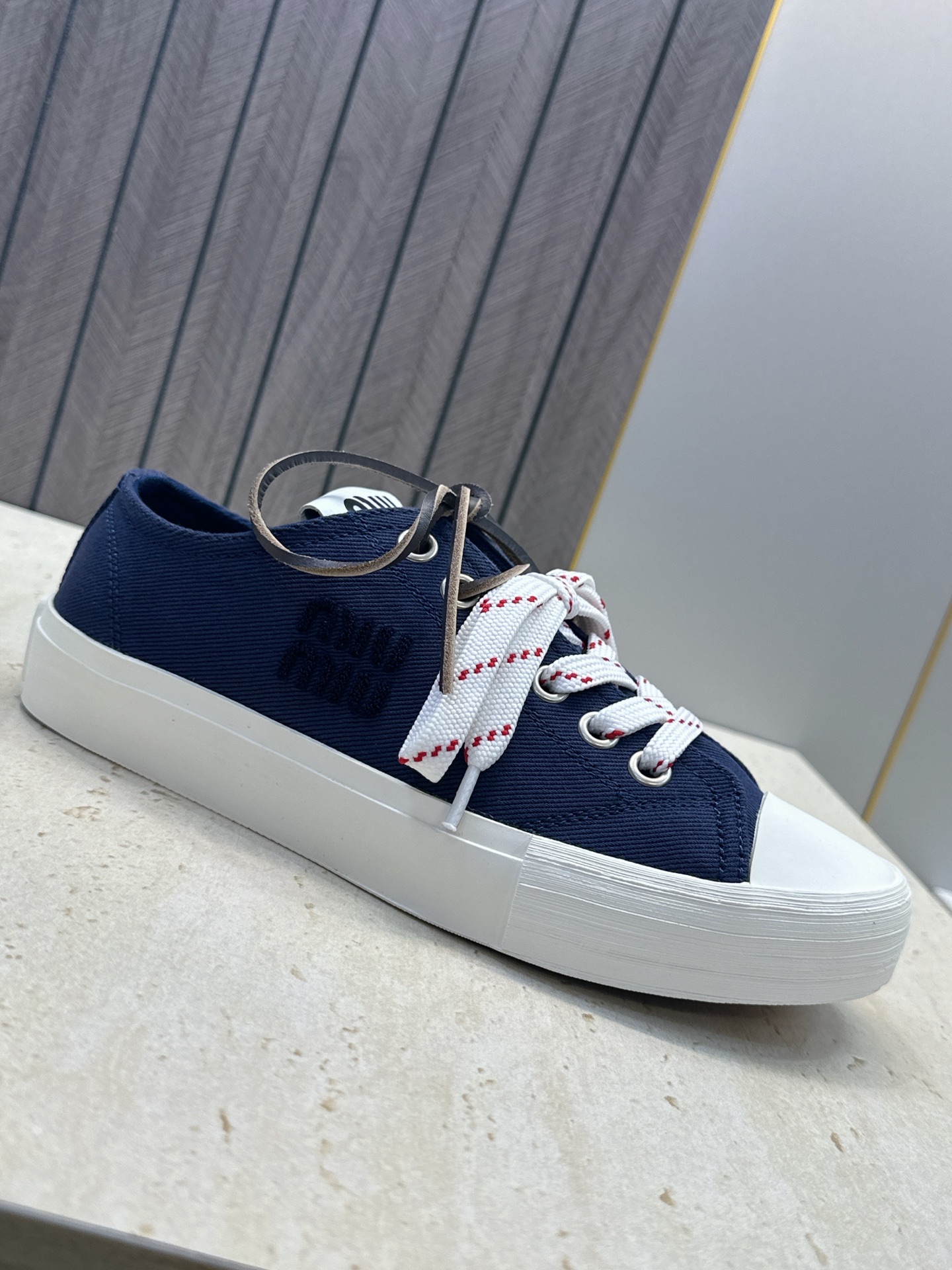 (配全套飞机盒) 顶级版 Miumiu 2026春夏高定系列走秀新款系带休闲运动小白鞋 缪缪明星同款字母logo圆头拼色