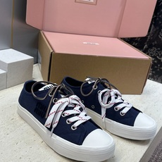 (配全套飞机盒) 顶级版 Miumiu 2026春夏高定系列走秀新款系带休闲运动小白鞋 缪缪明星同款字母logo圆头拼色 (配全套飞机盒) 顶级版 Miumiu 2026春夏高定系列走秀新款系带休闲运动小白鞋 缪缪明星同款字母logo圆头拼色