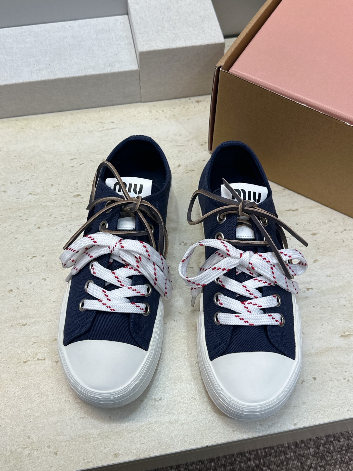(配全套飞机盒) 顶级版 Miumiu 2026春夏高定系列走秀新款系带休闲运动小白鞋 缪缪明星同款字母logo圆头拼色