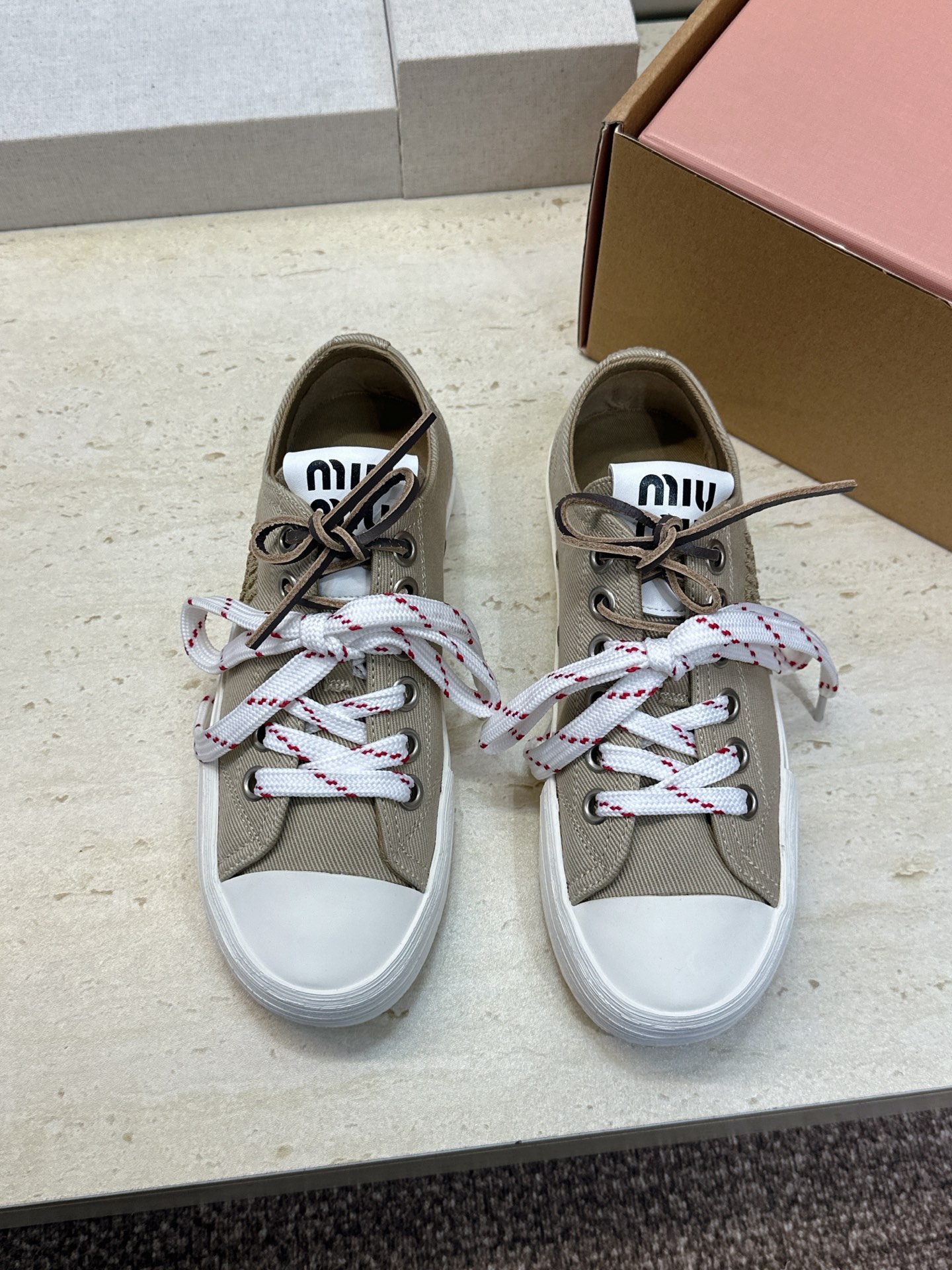 (配全套飞机盒) 顶级版 Miumiu 2026春夏高定系列走秀新款系带休闲运动小白鞋 缪缪明星同款字母logo圆头拼色
