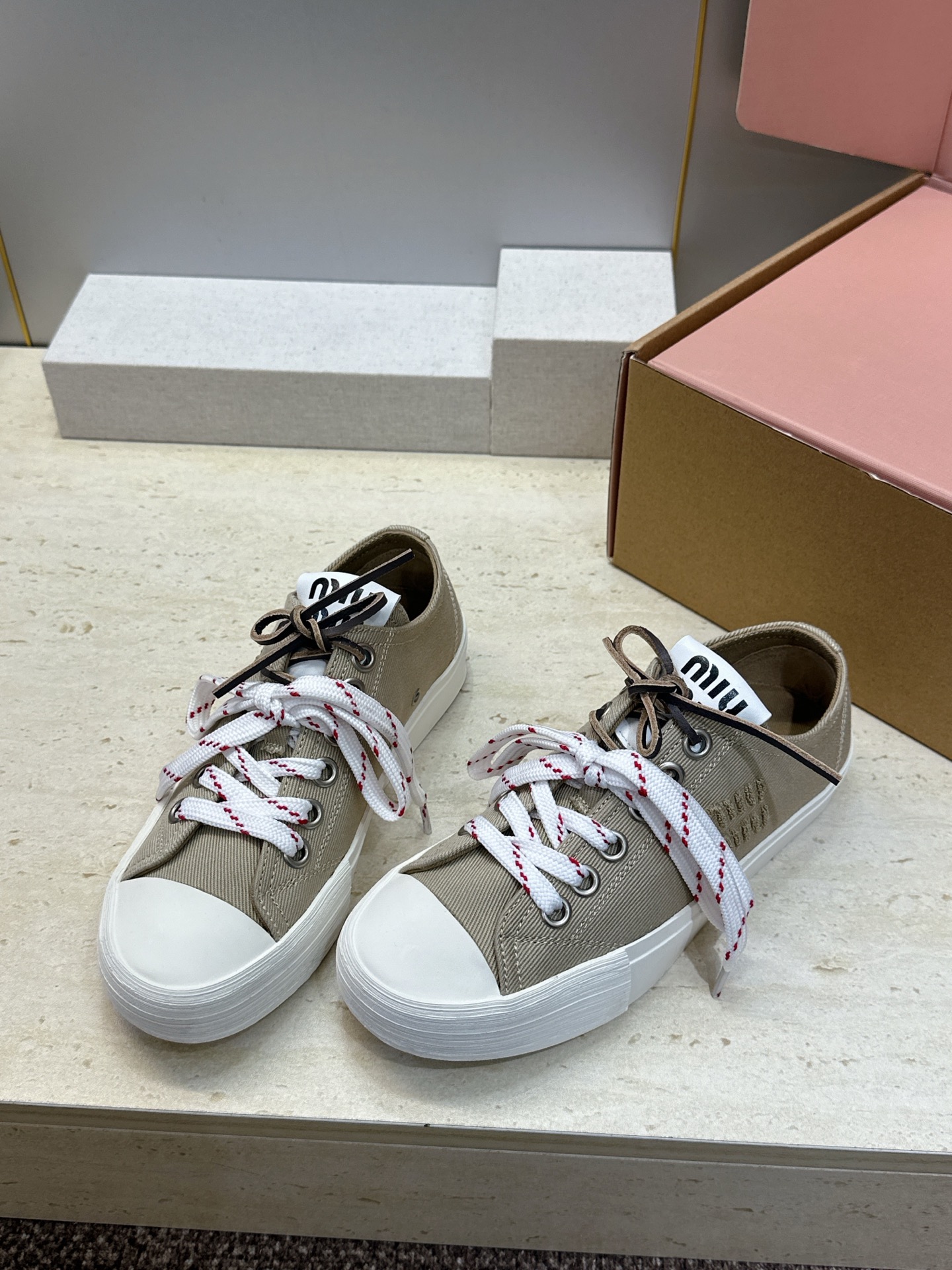 (配全套飞机盒) 顶级版 Miumiu 2026春夏高定系列走秀新款系带休闲运动小白鞋 缪缪明星同款字母logo圆头拼色