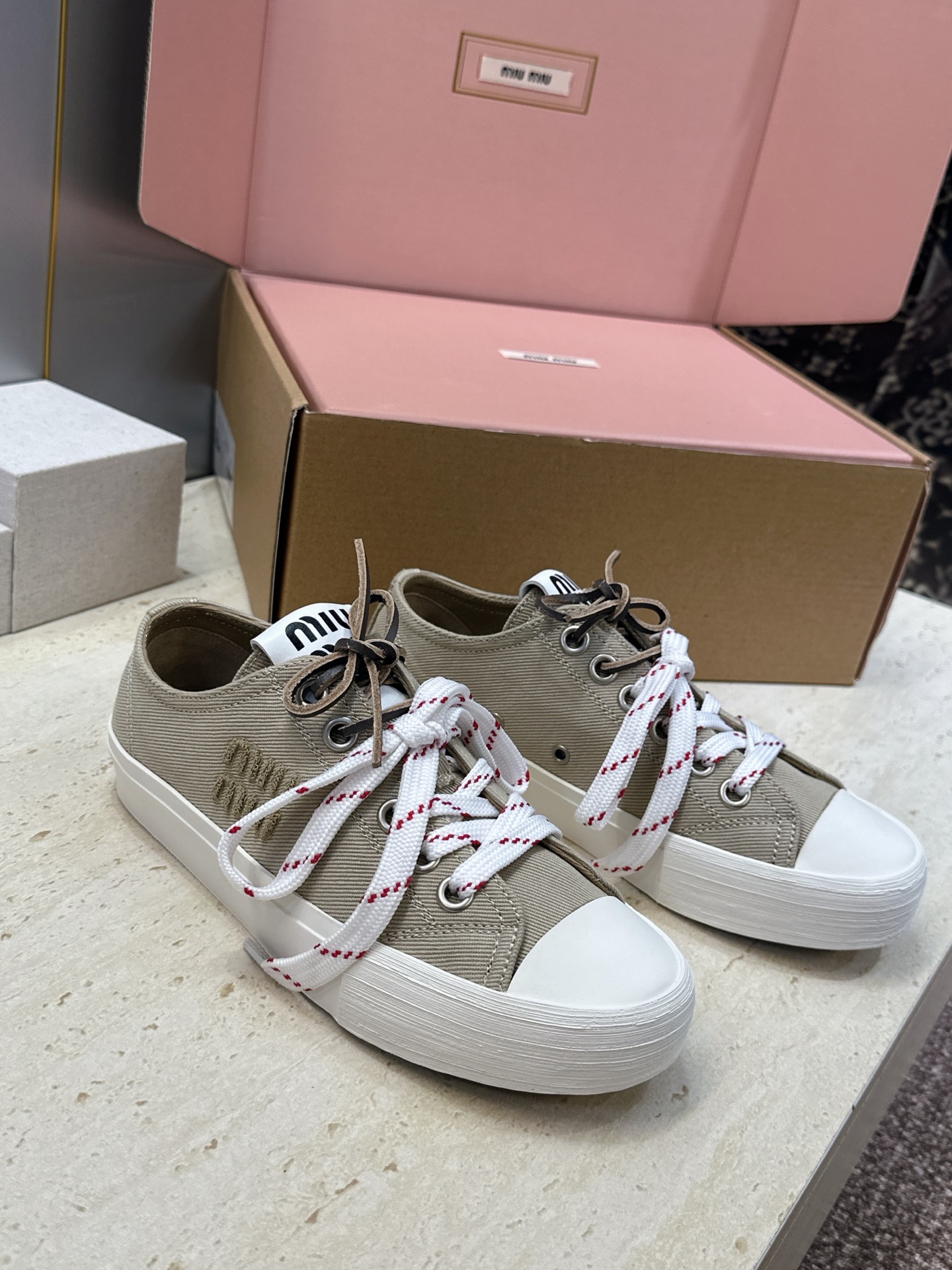 (配全套飞机盒) 顶级版 Miumiu 2026春夏高定系列走秀新款系带休闲运动小白鞋 缪缪明星同款字母logo圆头拼色 (配全套飞机盒) 顶级版 Miumiu 2026春夏高定系列走秀新款系带休闲运动小白鞋 缪缪明星同款字母logo圆头拼色