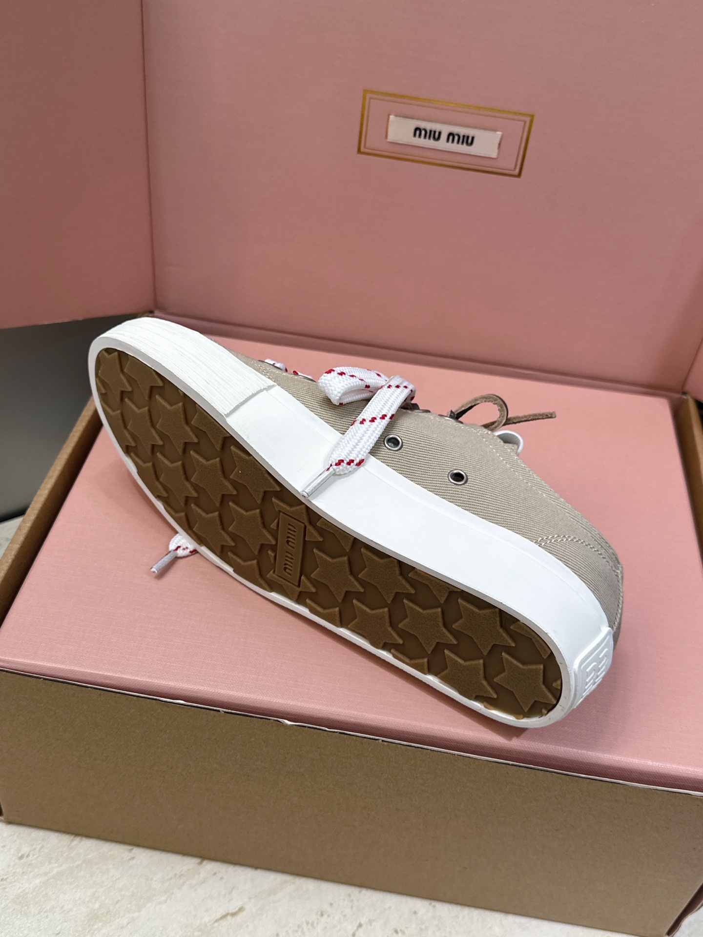 (配全套飞机盒) 顶级版 Miumiu 2026春夏高定系列走秀新款系带休闲运动小白鞋 缪缪明星同款字母logo圆头拼色
