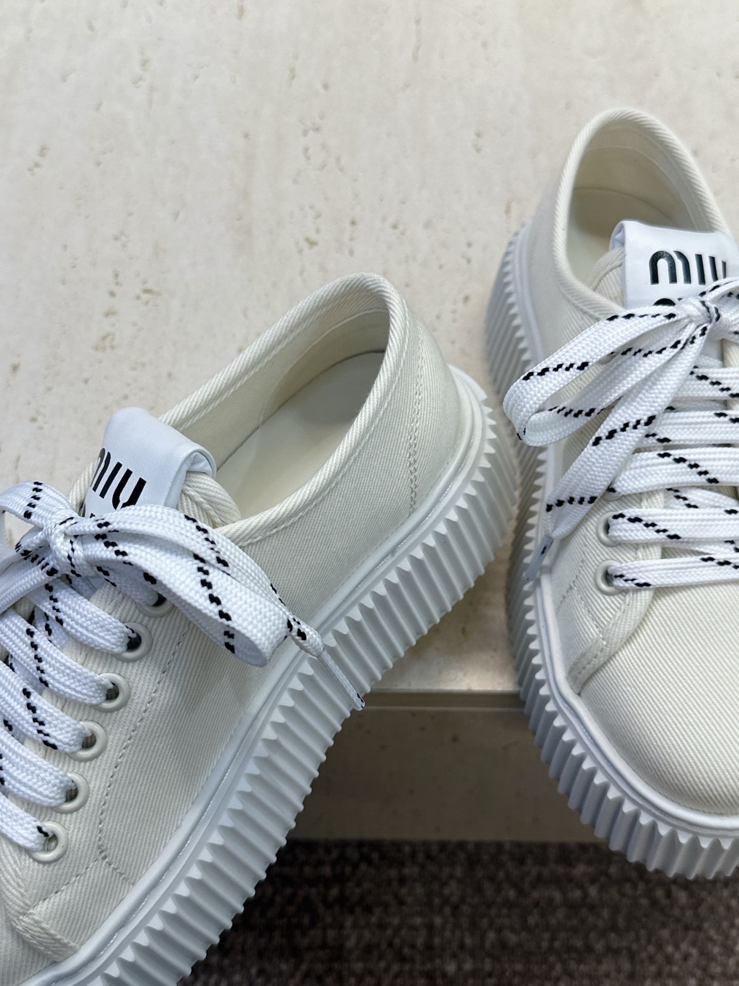 顶级版 Miumiu 2026春夏高定系列走秀新款系带休闲运动松糕小白鞋 缪缪明星同款字母logo厚底圆头拼色滑板帆布女 顶级版 Miumiu 2026春夏高定系列走秀新款系带休闲运动松糕小白鞋 缪缪明星同款字母logo厚底圆头拼色滑板帆布女
