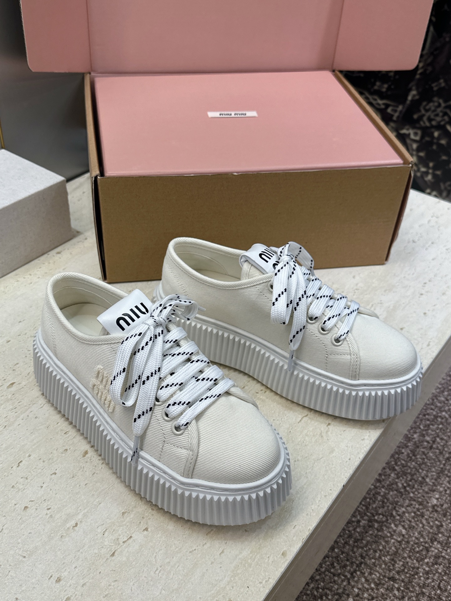 顶级版 Miumiu 2026春夏高定系列走秀新款系带休闲运动松糕小白鞋 缪缪明星同款字母logo厚底圆头拼色滑板帆布女 顶级版 Miumiu 2026春夏高定系列走秀新款系带休闲运动松糕小白鞋 缪缪明星同款字母logo厚底圆头拼色滑板帆布女