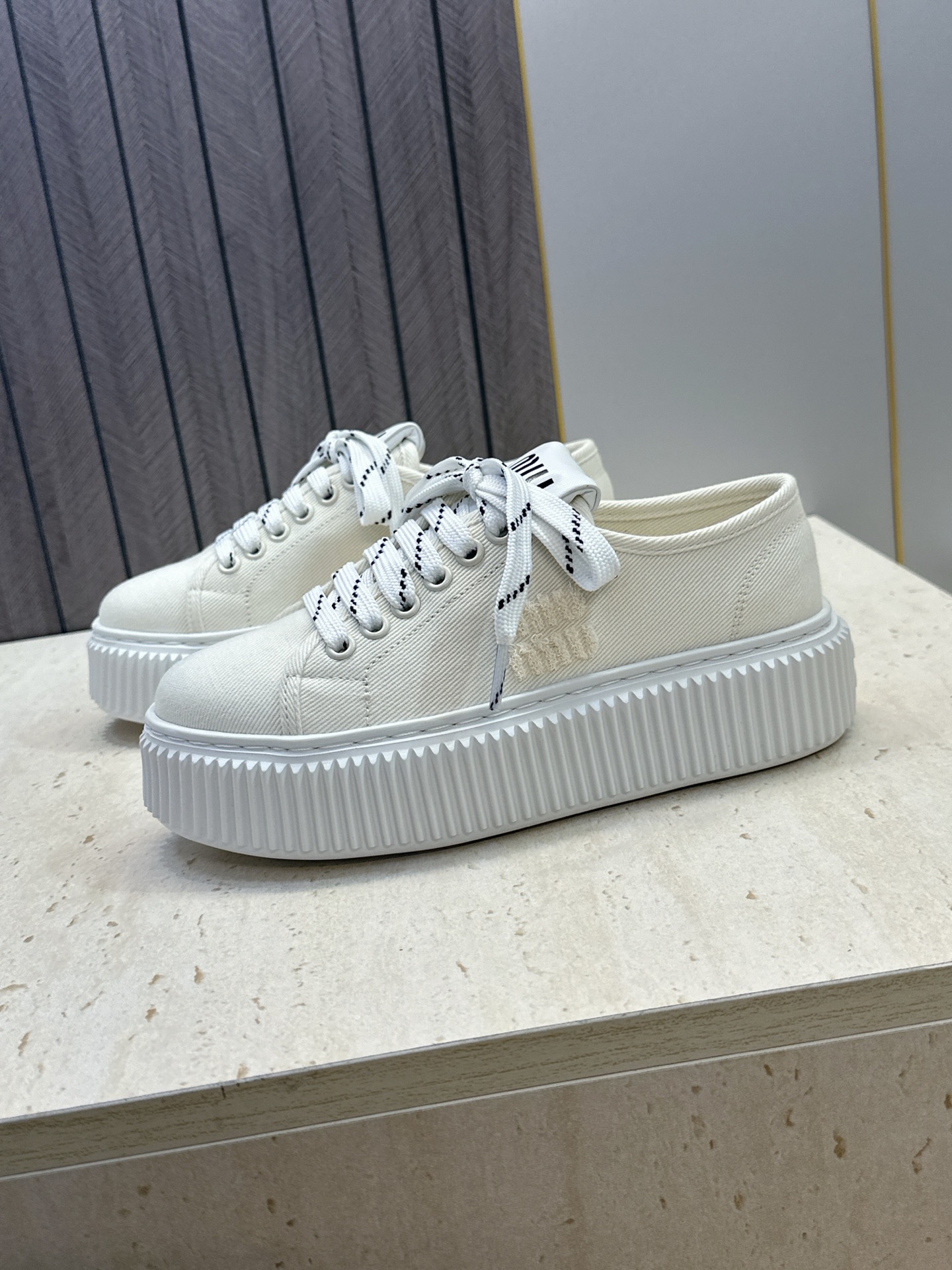 顶级版 Miumiu 2026春夏高定系列走秀新款系带休闲运动松糕小白鞋 缪缪明星同款字母logo厚底圆头拼色滑板帆布女 顶级版 Miumiu 2026春夏高定系列走秀新款系带休闲运动松糕小白鞋 缪缪明星同款字母logo厚底圆头拼色滑板帆布女
