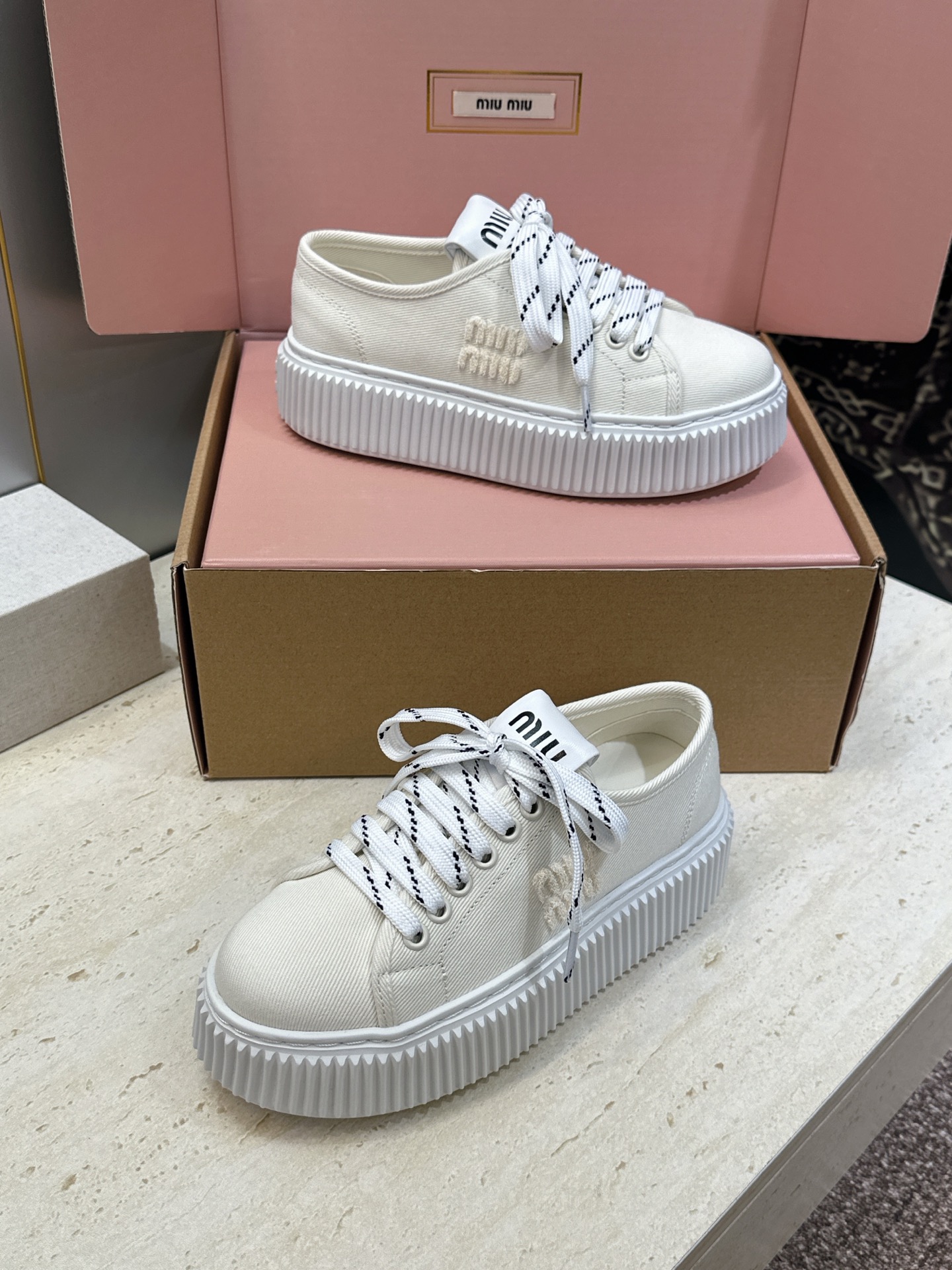 顶级版 Miumiu 2026春夏高定系列走秀新款系带休闲运动松糕小白鞋 缪缪明星同款字母logo厚底圆头拼色滑板帆布女 顶级版 Miumiu 2026春夏高定系列走秀新款系带休闲运动松糕小白鞋 缪缪明星同款字母logo厚底圆头拼色滑板帆布女