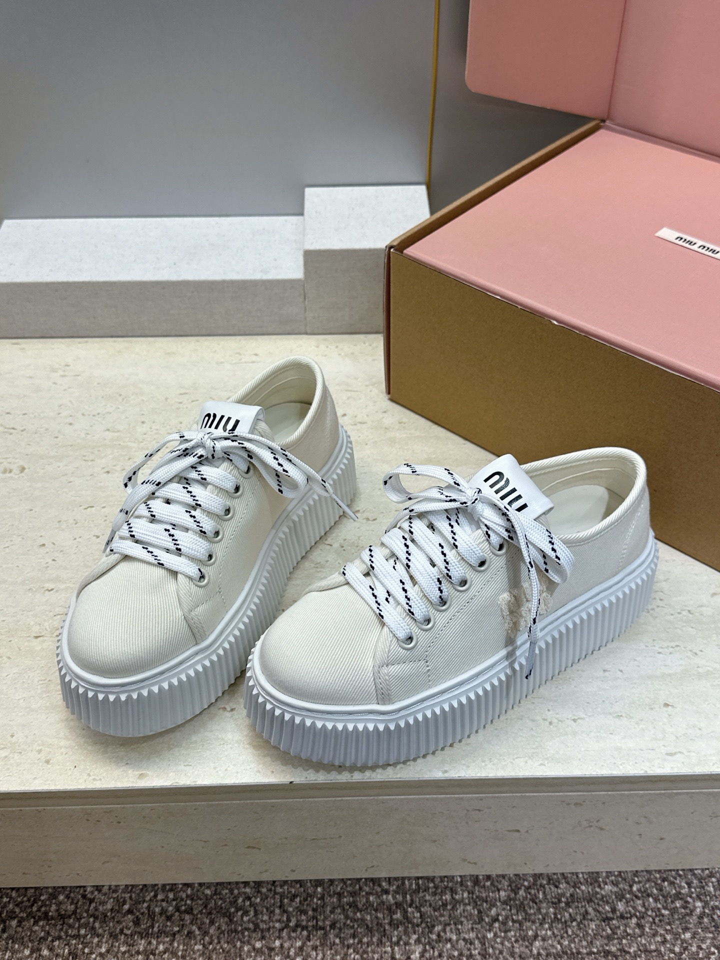 顶级版 Miumiu 2026春夏高定系列走秀新款系带休闲运动松糕小白鞋 缪缪明星同款字母logo厚底圆头拼色滑板帆布女 顶级版 Miumiu 2026春夏高定系列走秀新款系带休闲运动松糕小白鞋 缪缪明星同款字母logo厚底圆头拼色滑板帆布女