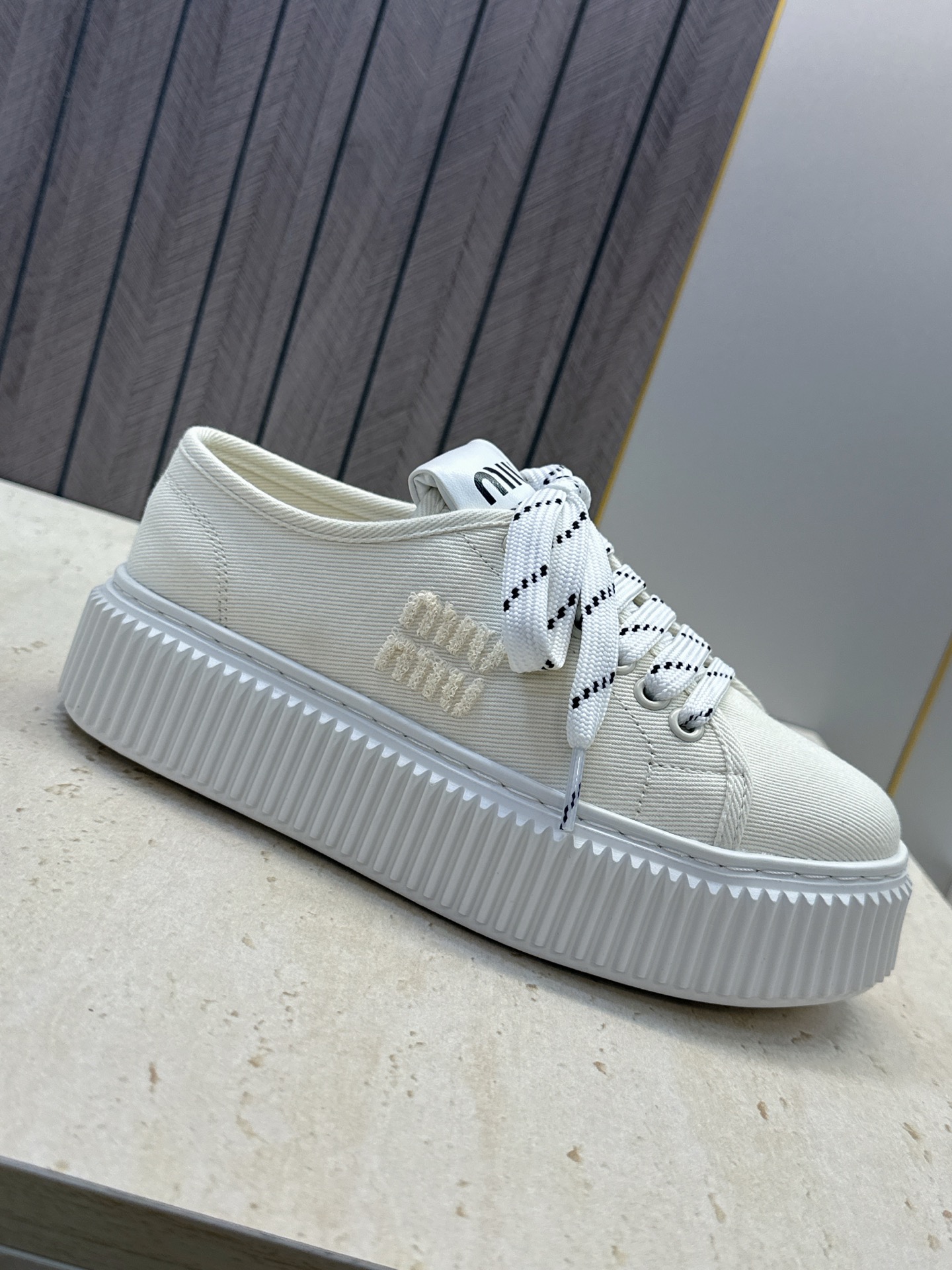 顶级版 Miumiu 2026春夏高定系列走秀新款系带休闲运动松糕小白鞋 缪缪明星同款字母logo厚底圆头拼色滑板帆布女 顶级版 Miumiu 2026春夏高定系列走秀新款系带休闲运动松糕小白鞋 缪缪明星同款字母logo厚底圆头拼色滑板帆布女