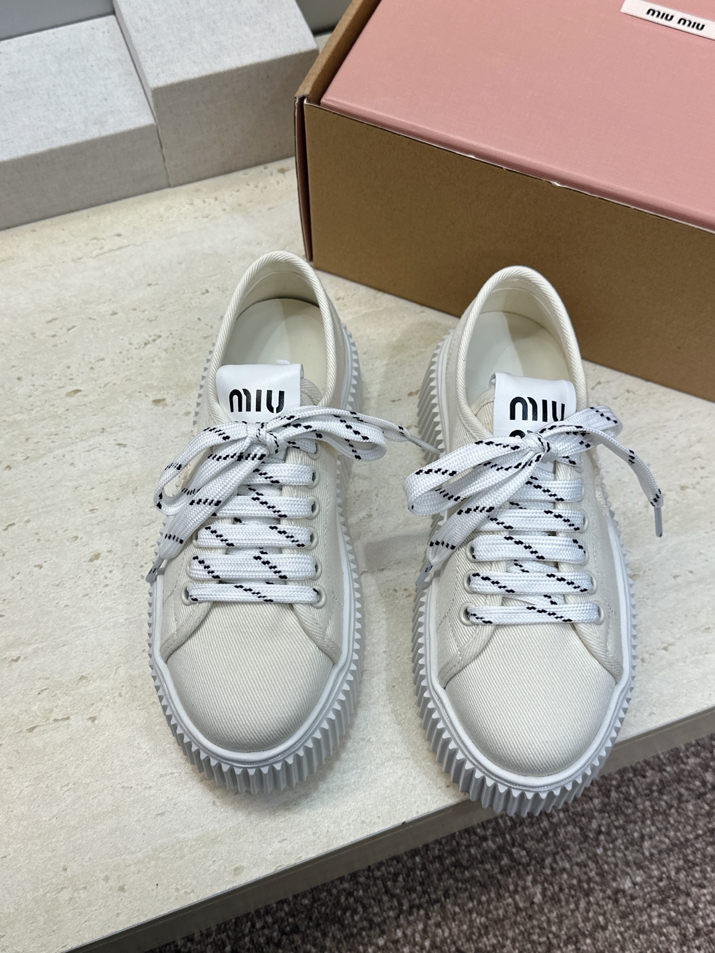 顶级版 Miumiu 2026春夏高定系列走秀新款系带休闲运动松糕小白鞋 缪缪明星同款字母logo厚底圆头拼色滑板帆布女 顶级版 Miumiu 2026春夏高定系列走秀新款系带休闲运动松糕小白鞋 缪缪明星同款字母logo厚底圆头拼色滑板帆布女