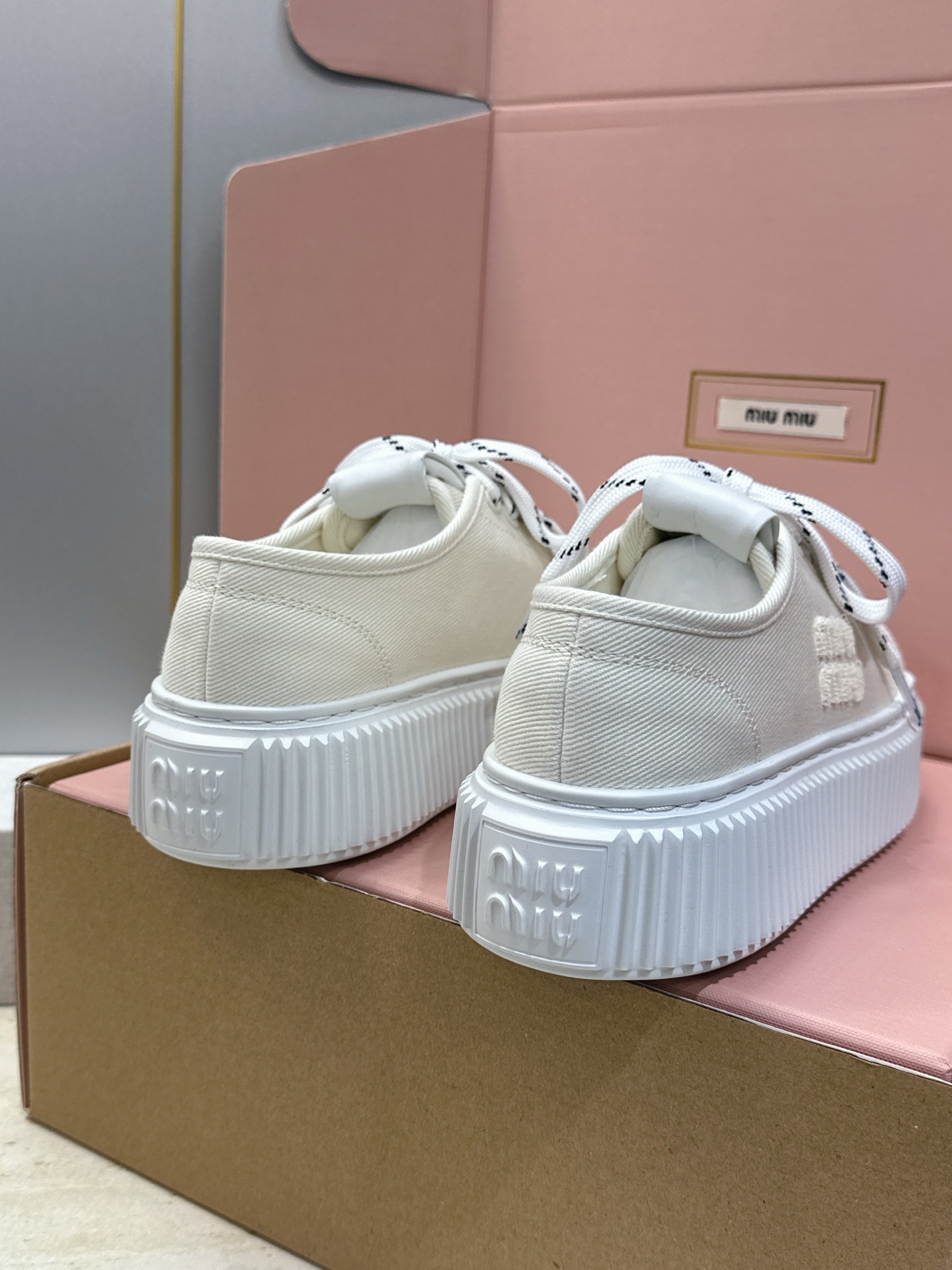 顶级版 Miumiu 2026春夏高定系列走秀新款系带休闲运动松糕小白鞋 缪缪明星同款字母logo厚底圆头拼色滑板帆布女 顶级版 Miumiu 2026春夏高定系列走秀新款系带休闲运动松糕小白鞋 缪缪明星同款字母logo厚底圆头拼色滑板帆布女
