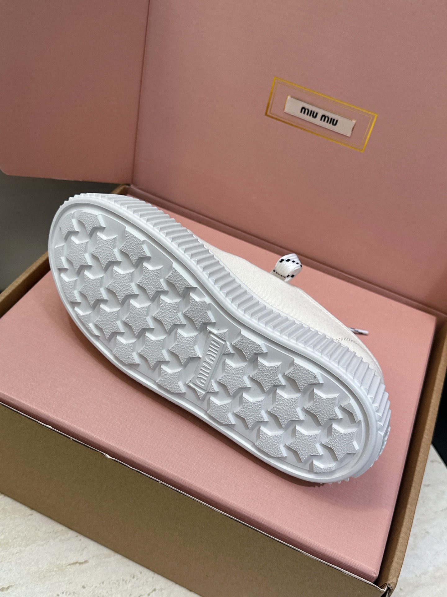 顶级版 Miumiu 2026春夏高定系列走秀新款系带休闲运动松糕小白鞋 缪缪明星同款字母logo厚底圆头拼色滑板帆布女 顶级版 Miumiu 2026春夏高定系列走秀新款系带休闲运动松糕小白鞋 缪缪明星同款字母logo厚底圆头拼色滑板帆布女