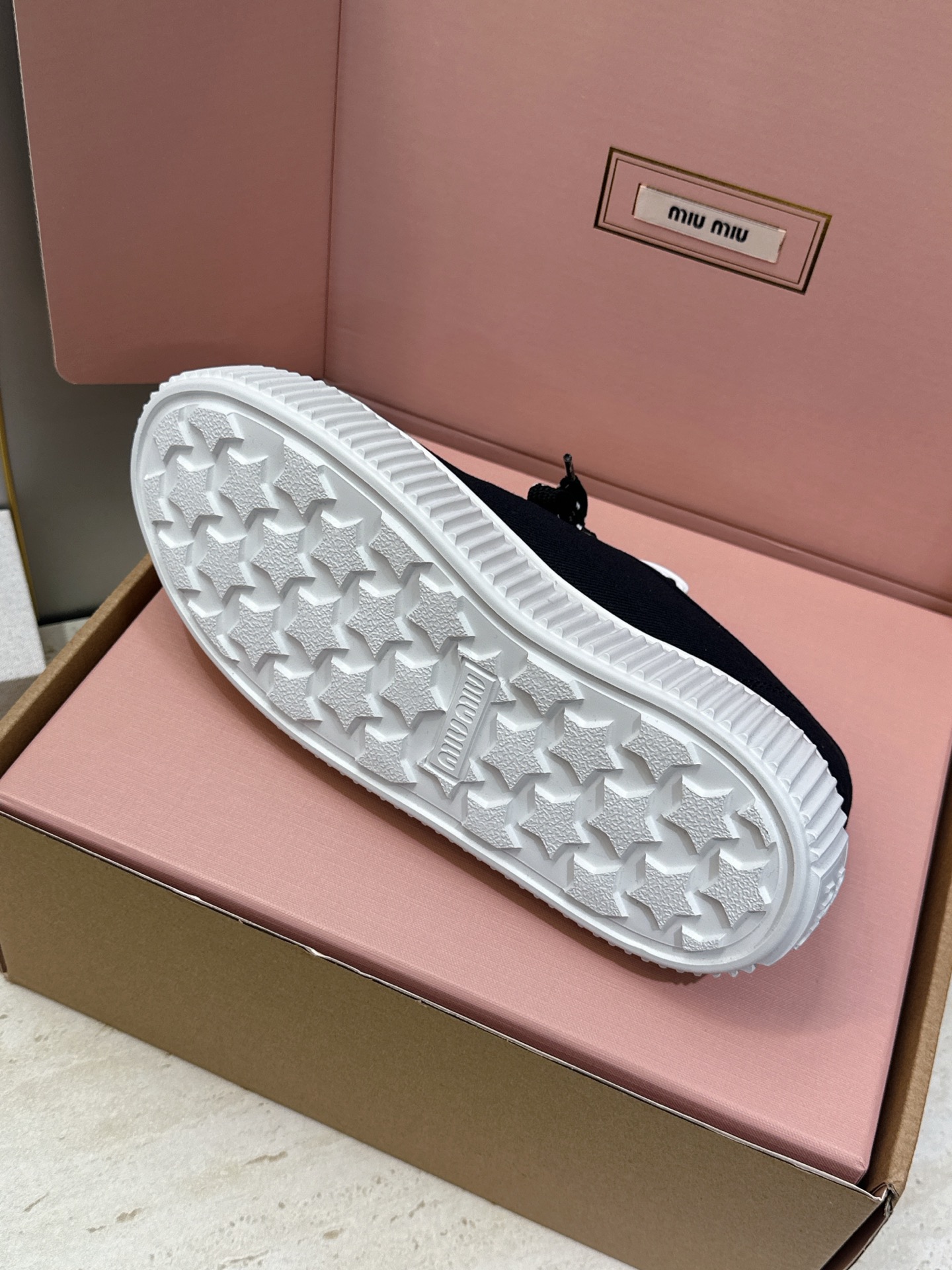 顶级版 Miumiu 2026春夏高定系列走秀新款系带休闲运动松糕小白鞋 缪缪明星同款字母logo厚底圆头拼色滑板帆布女 顶级版 Miumiu 2026春夏高定系列走秀新款系带休闲运动松糕小白鞋 缪缪明星同款字母logo厚底圆头拼色滑板帆布女