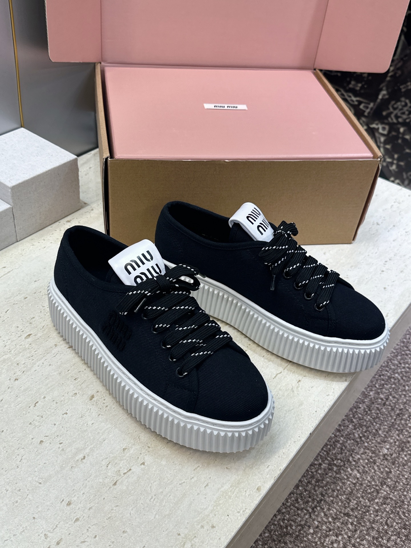 顶级版 Miumiu 2026春夏高定系列走秀新款系带休闲运动松糕小白鞋 缪缪明星同款字母logo厚底圆头拼色滑板帆布女 顶级版 Miumiu 2026春夏高定系列走秀新款系带休闲运动松糕小白鞋 缪缪明星同款字母logo厚底圆头拼色滑板帆布女