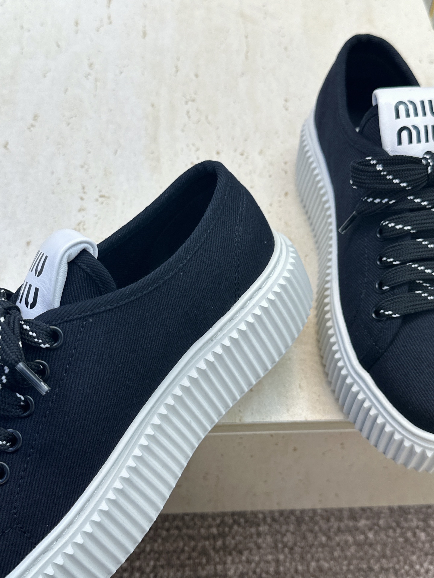 顶级版 Miumiu 2026春夏高定系列走秀新款系带休闲运动松糕小白鞋 缪缪明星同款字母logo厚底圆头拼色滑板帆布女 顶级版 Miumiu 2026春夏高定系列走秀新款系带休闲运动松糕小白鞋 缪缪明星同款字母logo厚底圆头拼色滑板帆布女