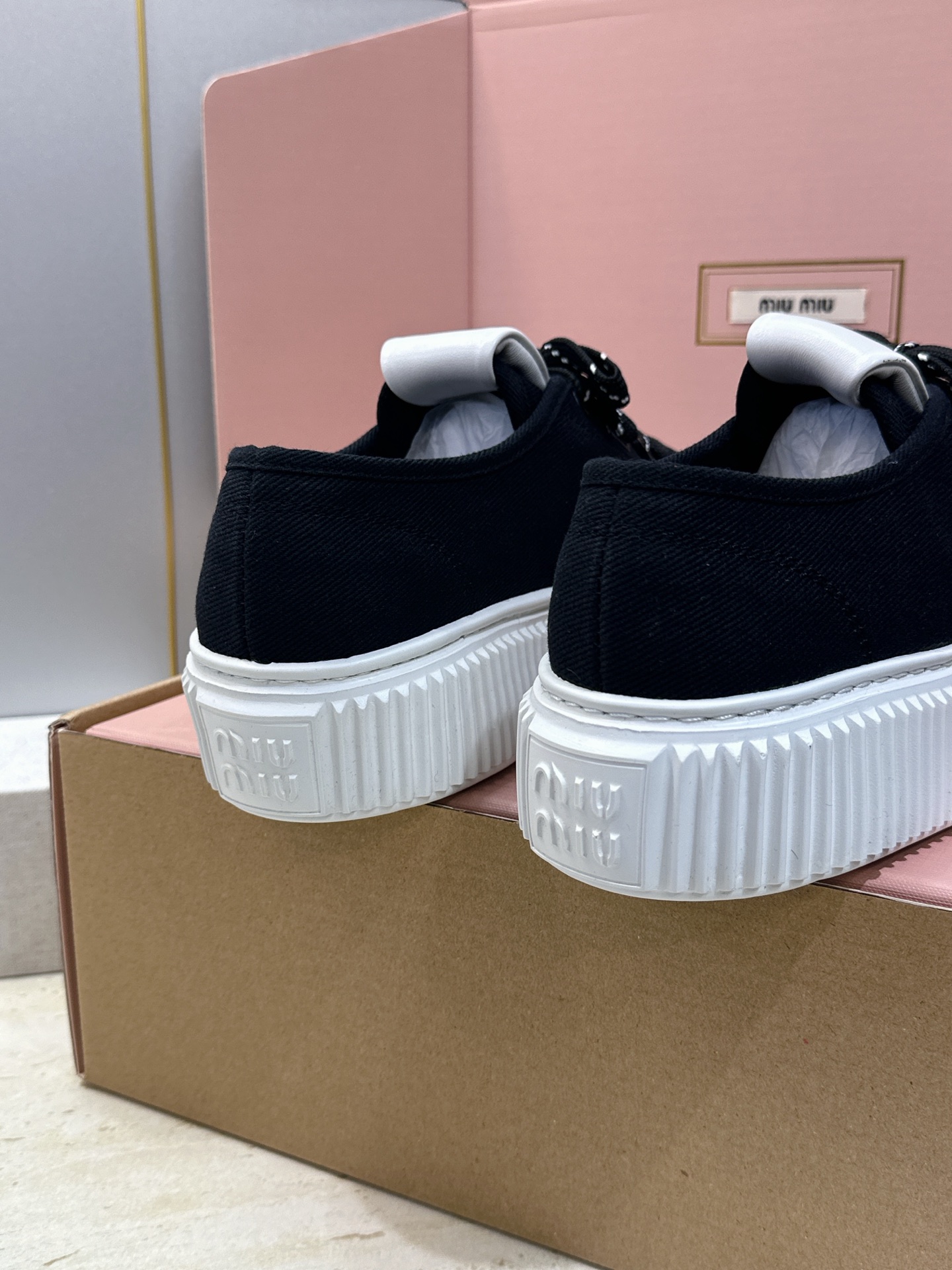 顶级版 Miumiu 2026春夏高定系列走秀新款系带休闲运动松糕小白鞋 缪缪明星同款字母logo厚底圆头拼色滑板帆布女 顶级版 Miumiu 2026春夏高定系列走秀新款系带休闲运动松糕小白鞋 缪缪明星同款字母logo厚底圆头拼色滑板帆布女