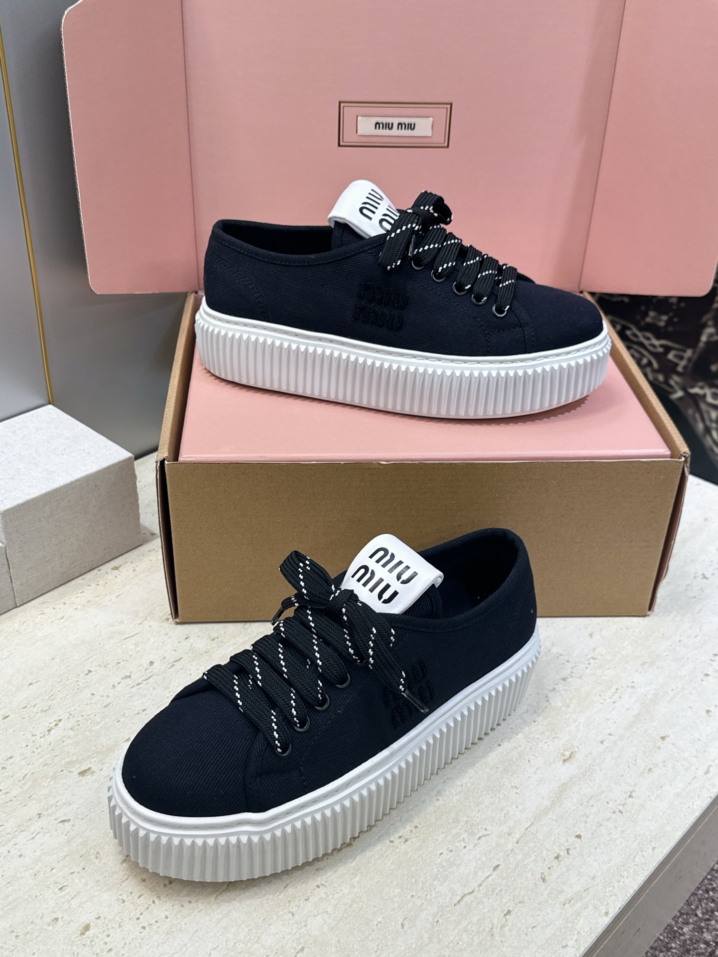 顶级版 Miumiu 2026春夏高定系列走秀新款系带休闲运动松糕小白鞋 缪缪明星同款字母logo厚底圆头拼色滑板帆布女 顶级版 Miumiu 2026春夏高定系列走秀新款系带休闲运动松糕小白鞋 缪缪明星同款字母logo厚底圆头拼色滑板帆布女