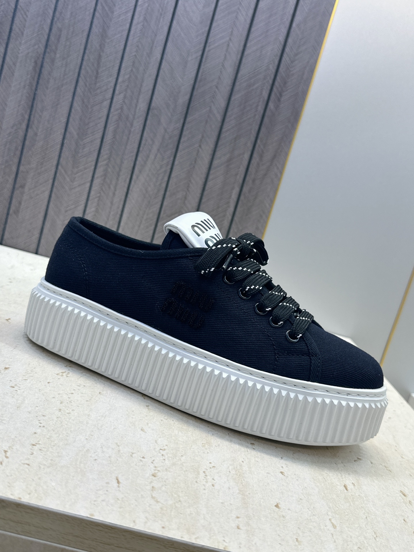 顶级版 Miumiu 2026春夏高定系列走秀新款系带休闲运动松糕小白鞋 缪缪明星同款字母logo厚底圆头拼色滑板帆布女 顶级版 Miumiu 2026春夏高定系列走秀新款系带休闲运动松糕小白鞋 缪缪明星同款字母logo厚底圆头拼色滑板帆布女