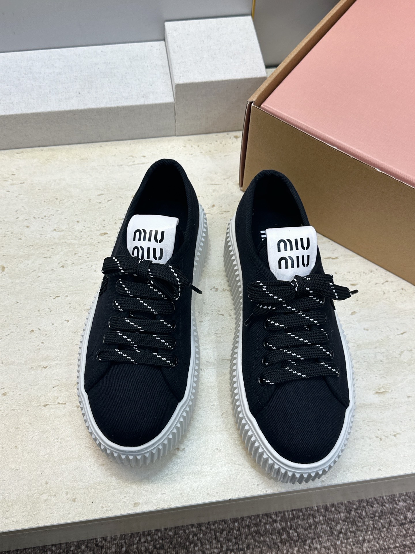 顶级版 Miumiu 2026春夏高定系列走秀新款系带休闲运动松糕小白鞋 缪缪明星同款字母logo厚底圆头拼色滑板帆布女 顶级版 Miumiu 2026春夏高定系列走秀新款系带休闲运动松糕小白鞋 缪缪明星同款字母logo厚底圆头拼色滑板帆布女
