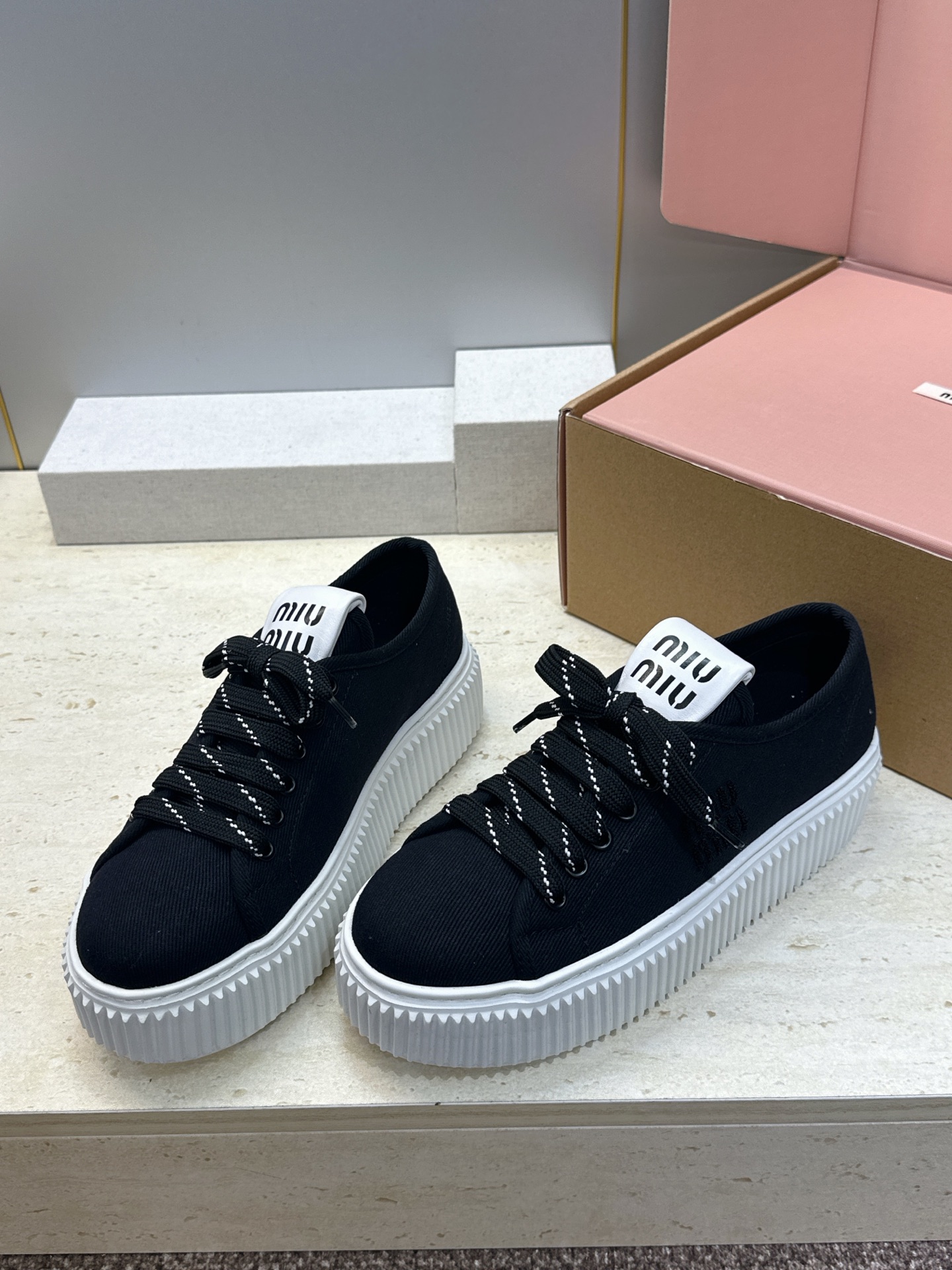 顶级版 Miumiu 2026春夏高定系列走秀新款系带休闲运动松糕小白鞋 缪缪明星同款字母logo厚底圆头拼色滑板帆布女 顶级版 Miumiu 2026春夏高定系列走秀新款系带休闲运动松糕小白鞋 缪缪明星同款字母logo厚底圆头拼色滑板帆布女