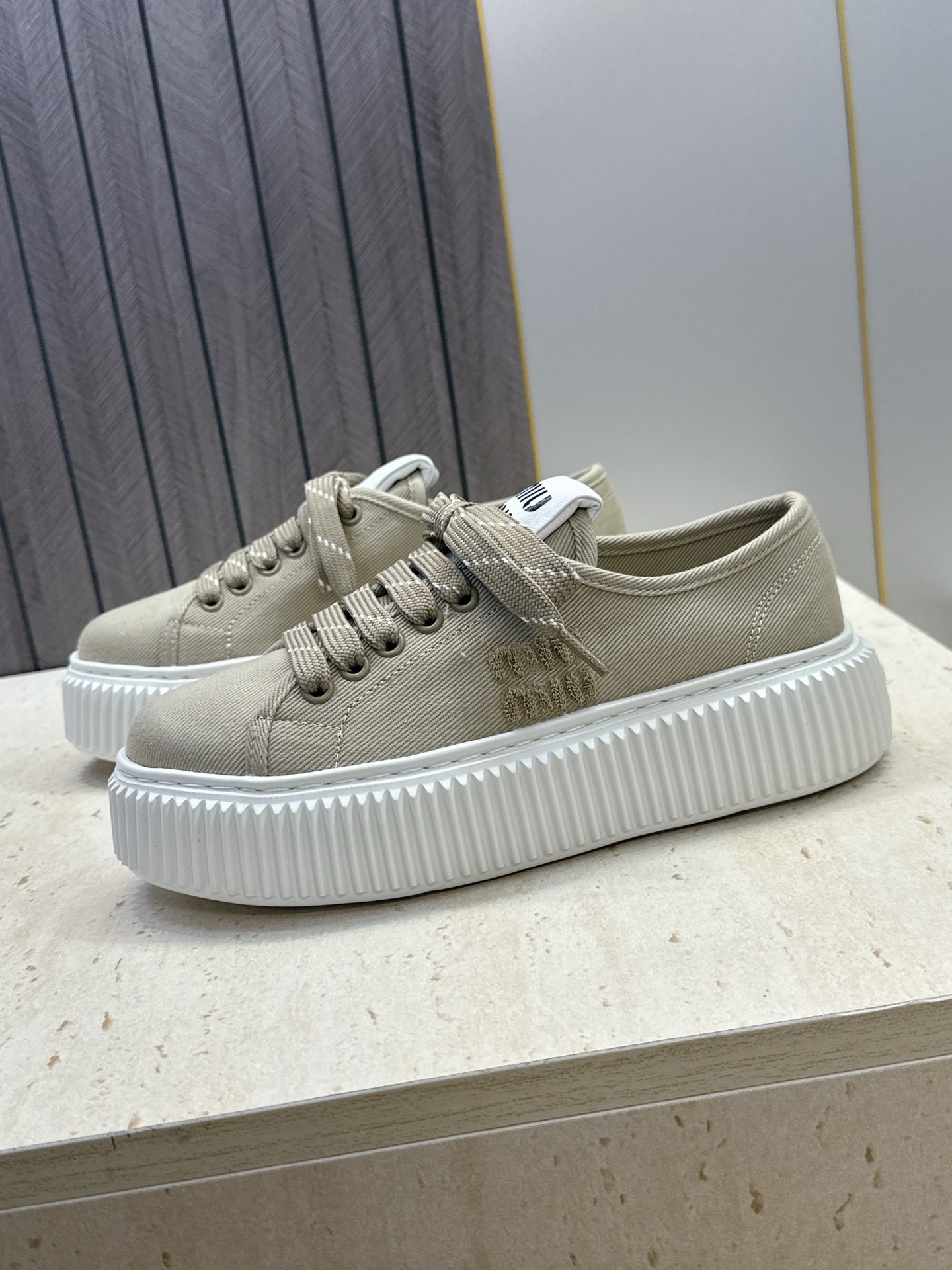 顶级版 Miumiu 2026春夏高定系列走秀新款系带休闲运动松糕小白鞋 缪缪明星同款字母logo厚底圆头拼色滑板帆布女