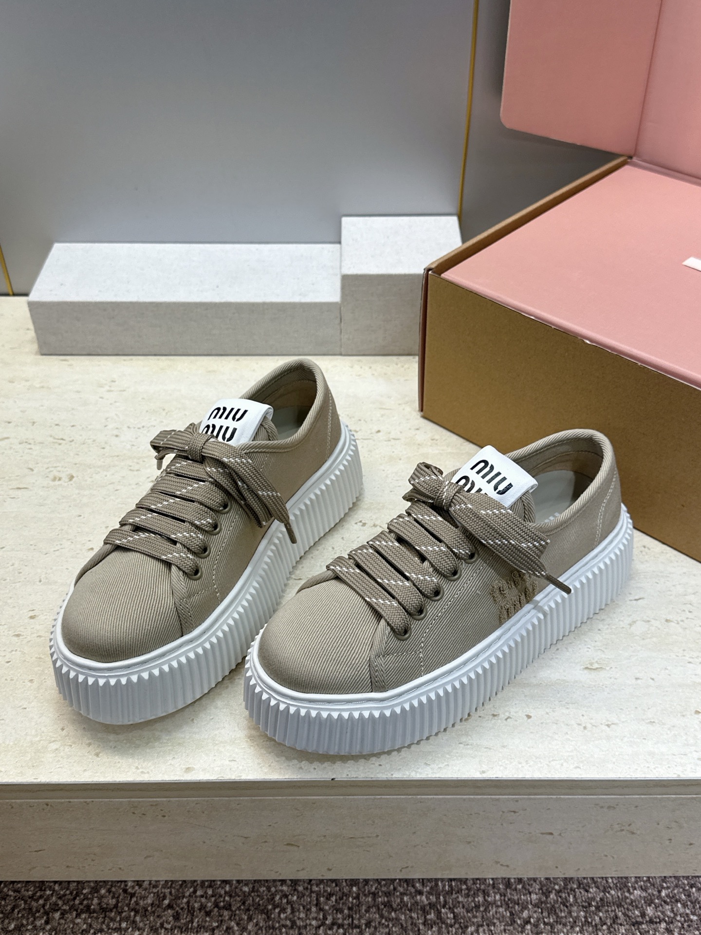 顶级版 Miumiu 2026春夏高定系列走秀新款系带休闲运动松糕小白鞋 缪缪明星同款字母logo厚底圆头拼色滑板帆布女