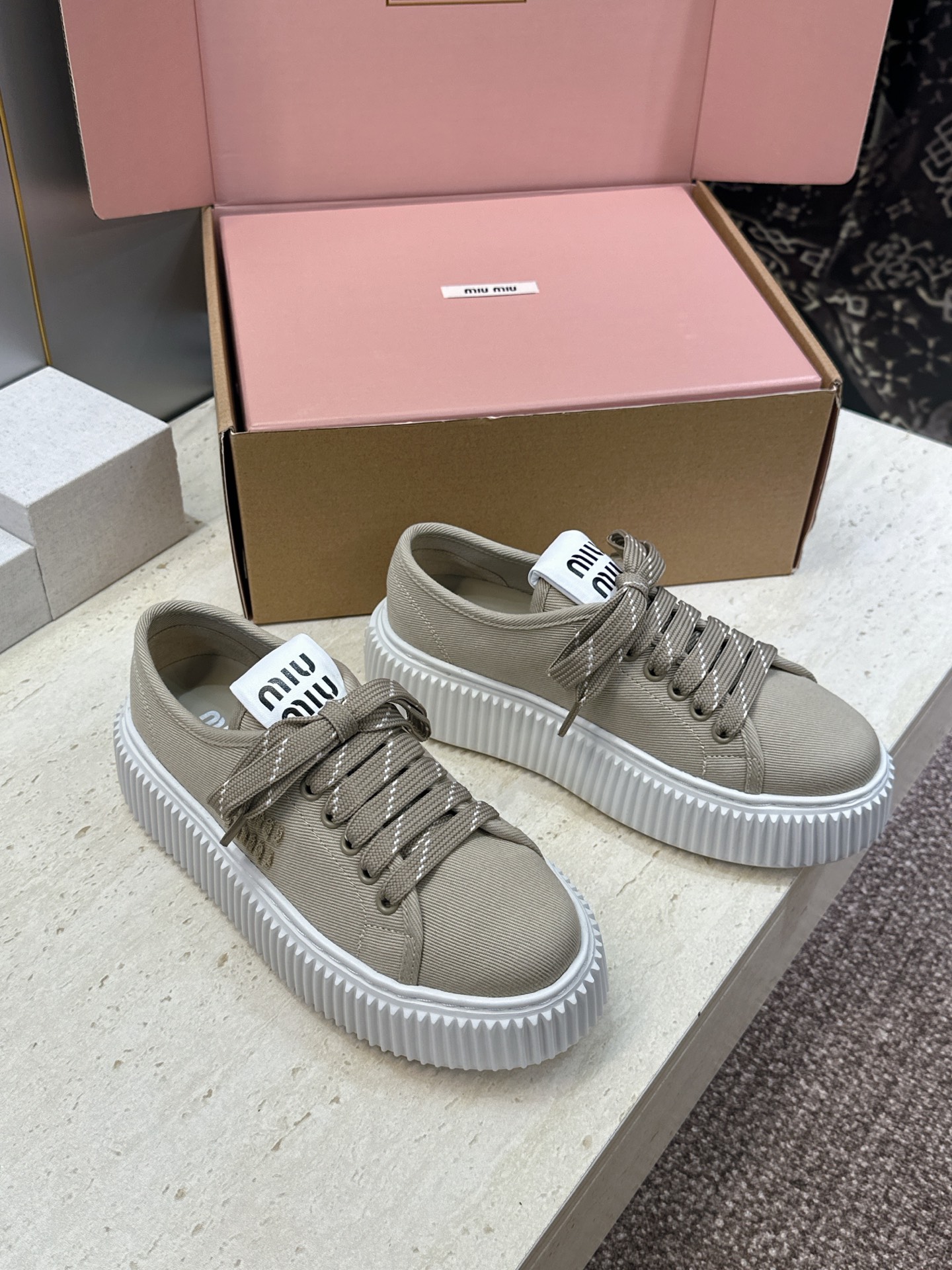 顶级版 Miumiu 2026春夏高定系列走秀新款系带休闲运动松糕小白鞋 缪缪明星同款字母logo厚底圆头拼色滑板帆布女 顶级版 Miumiu 2026春夏高定系列走秀新款系带休闲运动松糕小白鞋 缪缪明星同款字母logo厚底圆头拼色滑板帆布女