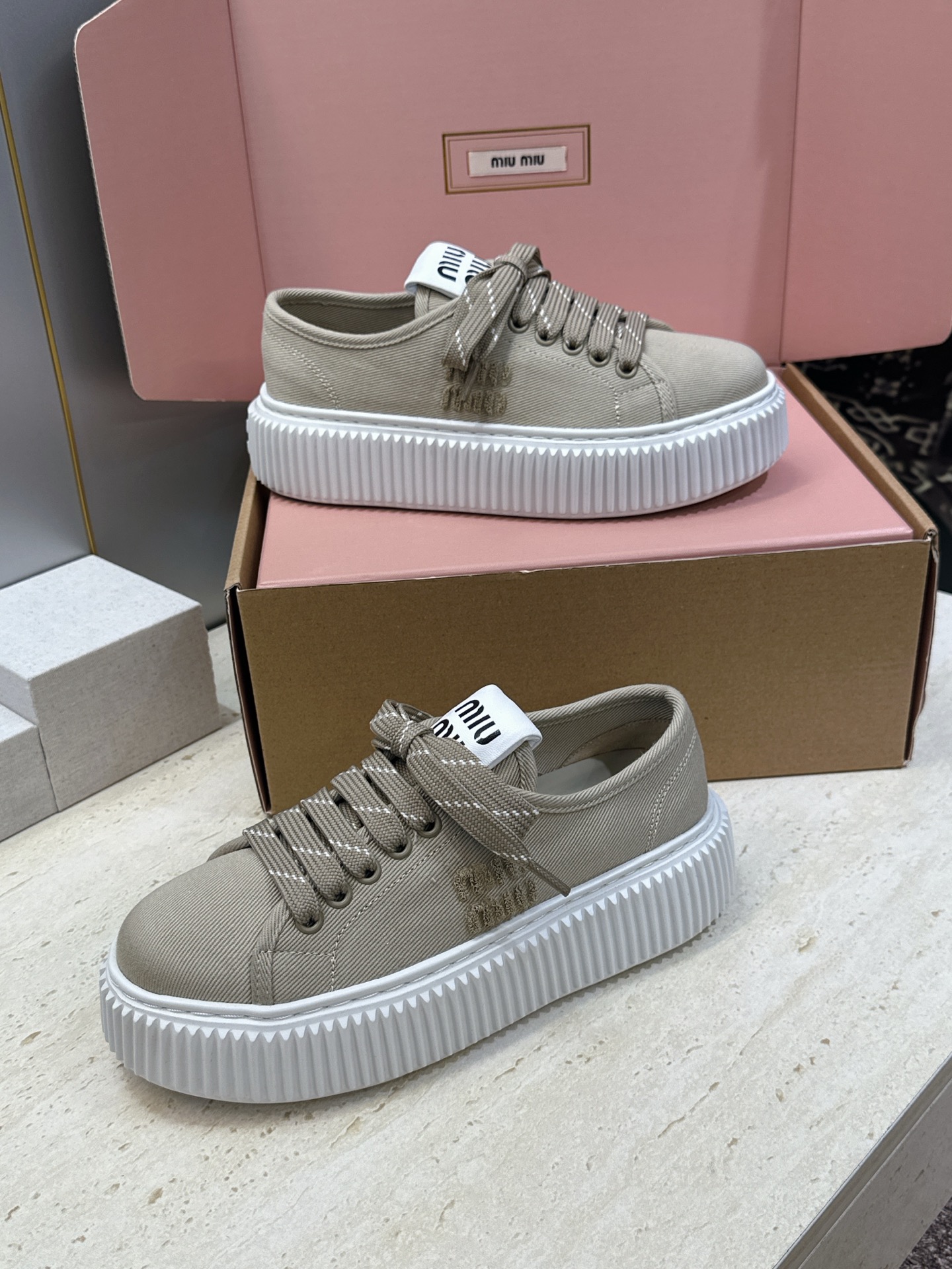 顶级版 Miumiu 2026春夏高定系列走秀新款系带休闲运动松糕小白鞋 缪缪明星同款字母logo厚底圆头拼色滑板帆布女