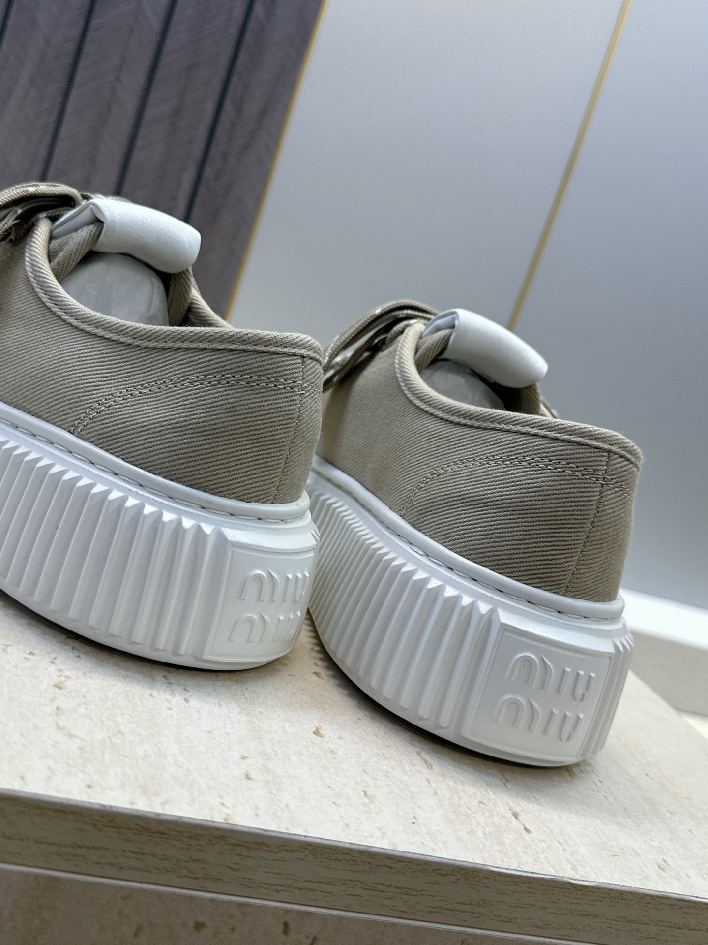 顶级版 Miumiu 2026春夏高定系列走秀新款系带休闲运动松糕小白鞋 缪缪明星同款字母logo厚底圆头拼色滑板帆布女