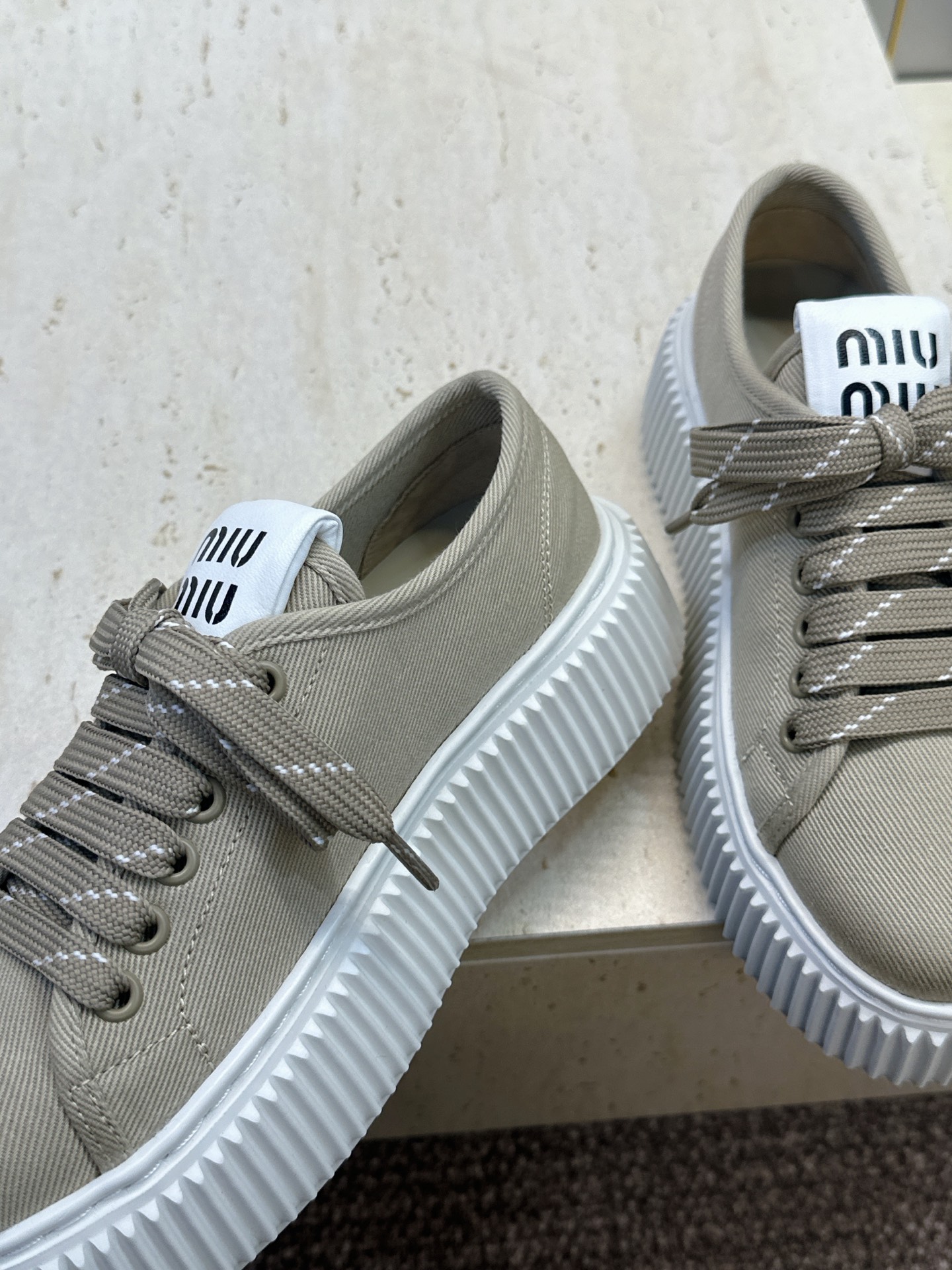 顶级版 Miumiu 2026春夏高定系列走秀新款系带休闲运动松糕小白鞋 缪缪明星同款字母logo厚底圆头拼色滑板帆布女