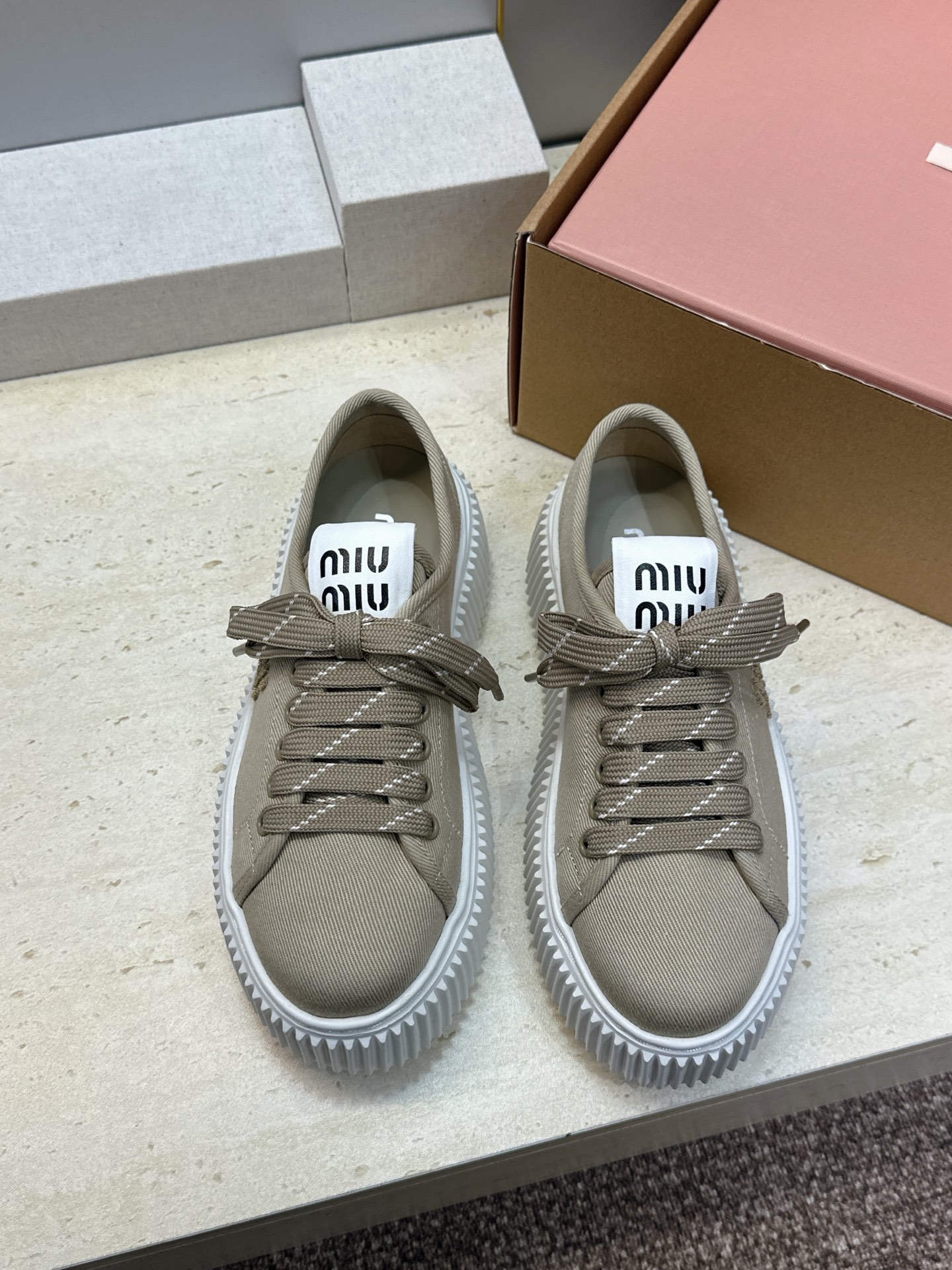 顶级版 Miumiu 2026春夏高定系列走秀新款系带休闲运动松糕小白鞋 缪缪明星同款字母logo厚底圆头拼色滑板帆布女