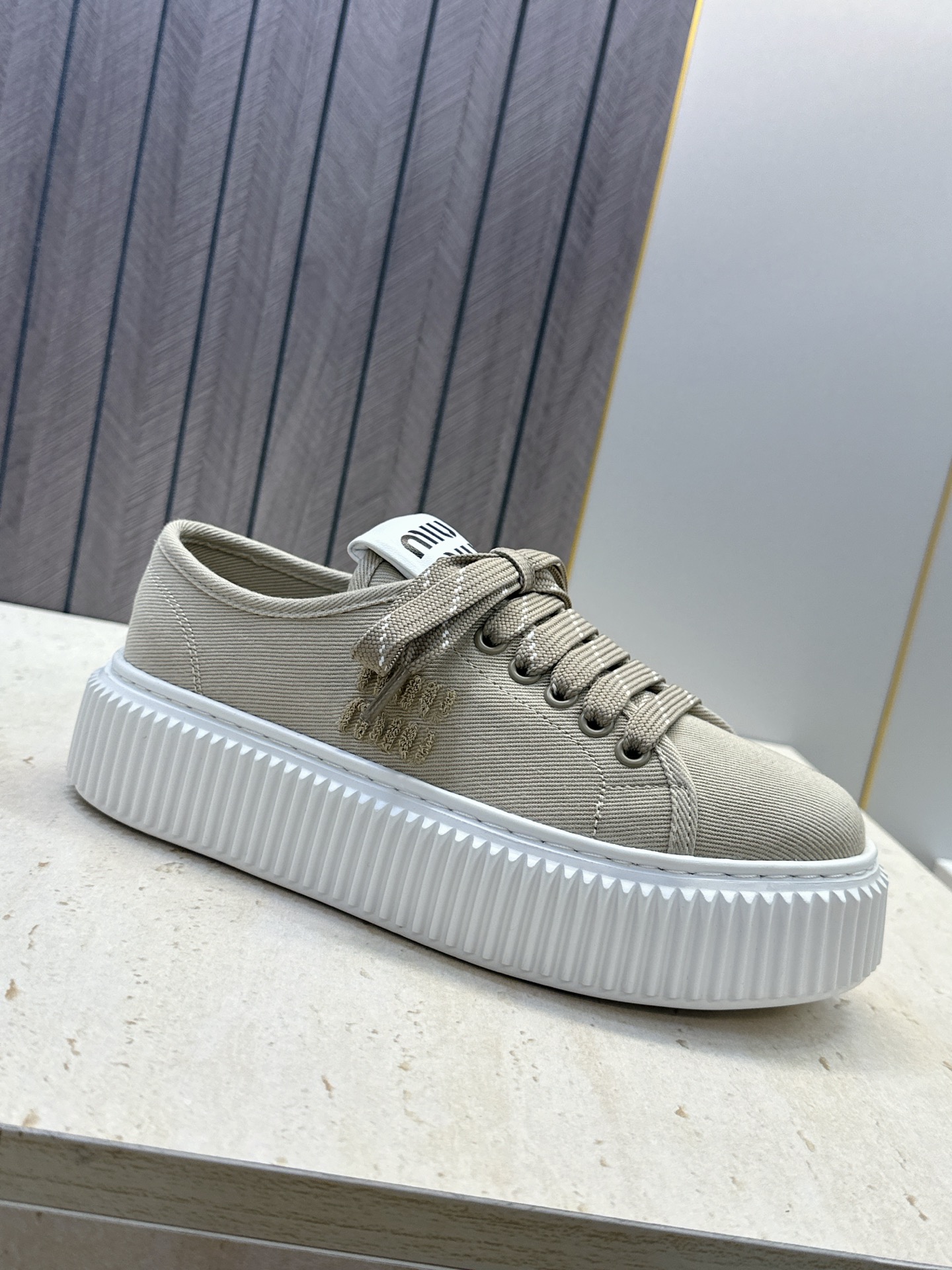 顶级版 Miumiu 2026春夏高定系列走秀新款系带休闲运动松糕小白鞋 缪缪明星同款字母logo厚底圆头拼色滑板帆布女