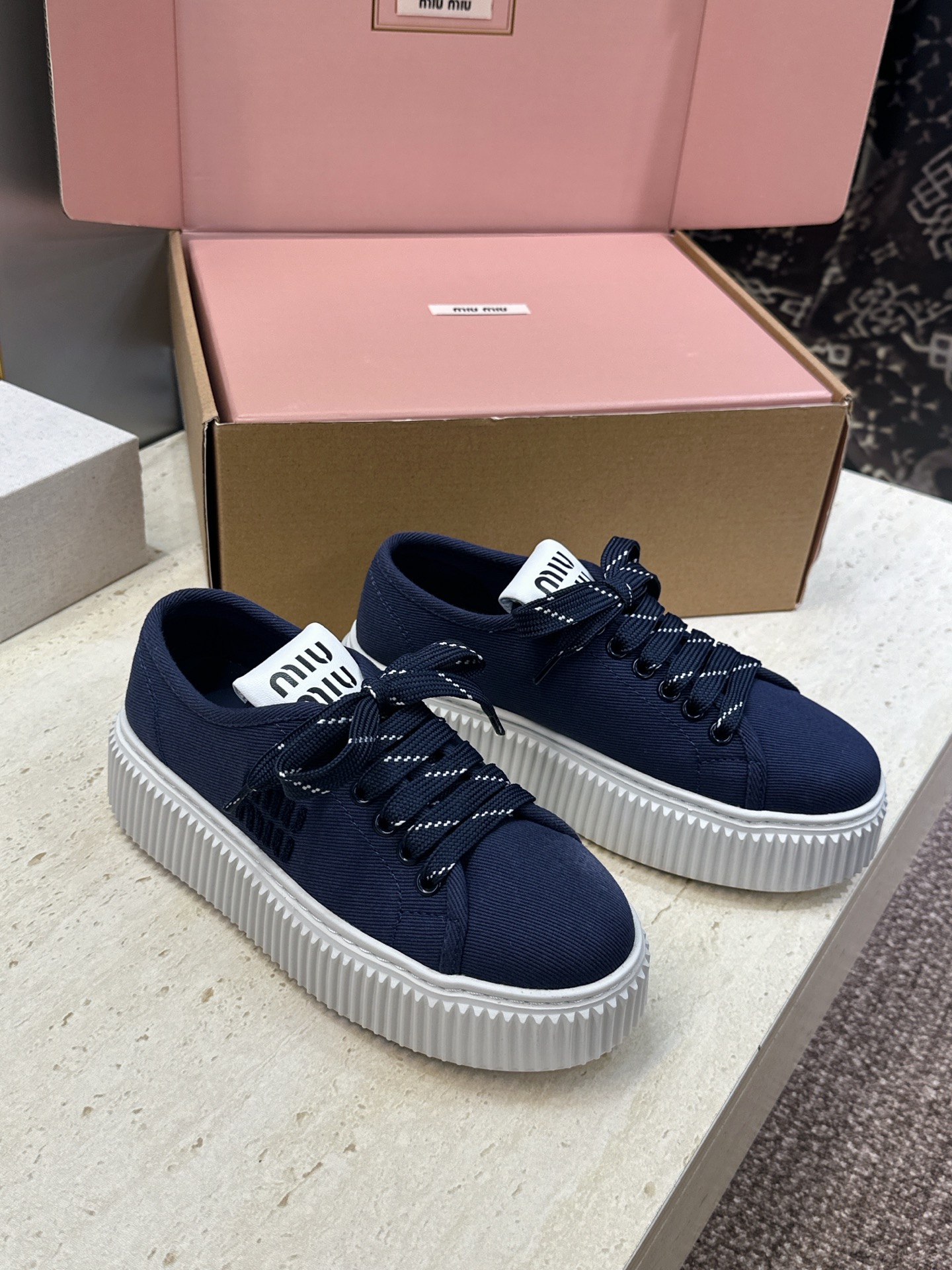 顶级版 Miumiu 2026春夏高定系列走秀新款系带休闲运动松糕小白鞋 缪缪明星同款字母logo厚底圆头拼色滑板帆布女 顶级版 Miumiu 2026春夏高定系列走秀新款系带休闲运动松糕小白鞋 缪缪明星同款字母logo厚底圆头拼色滑板帆布女