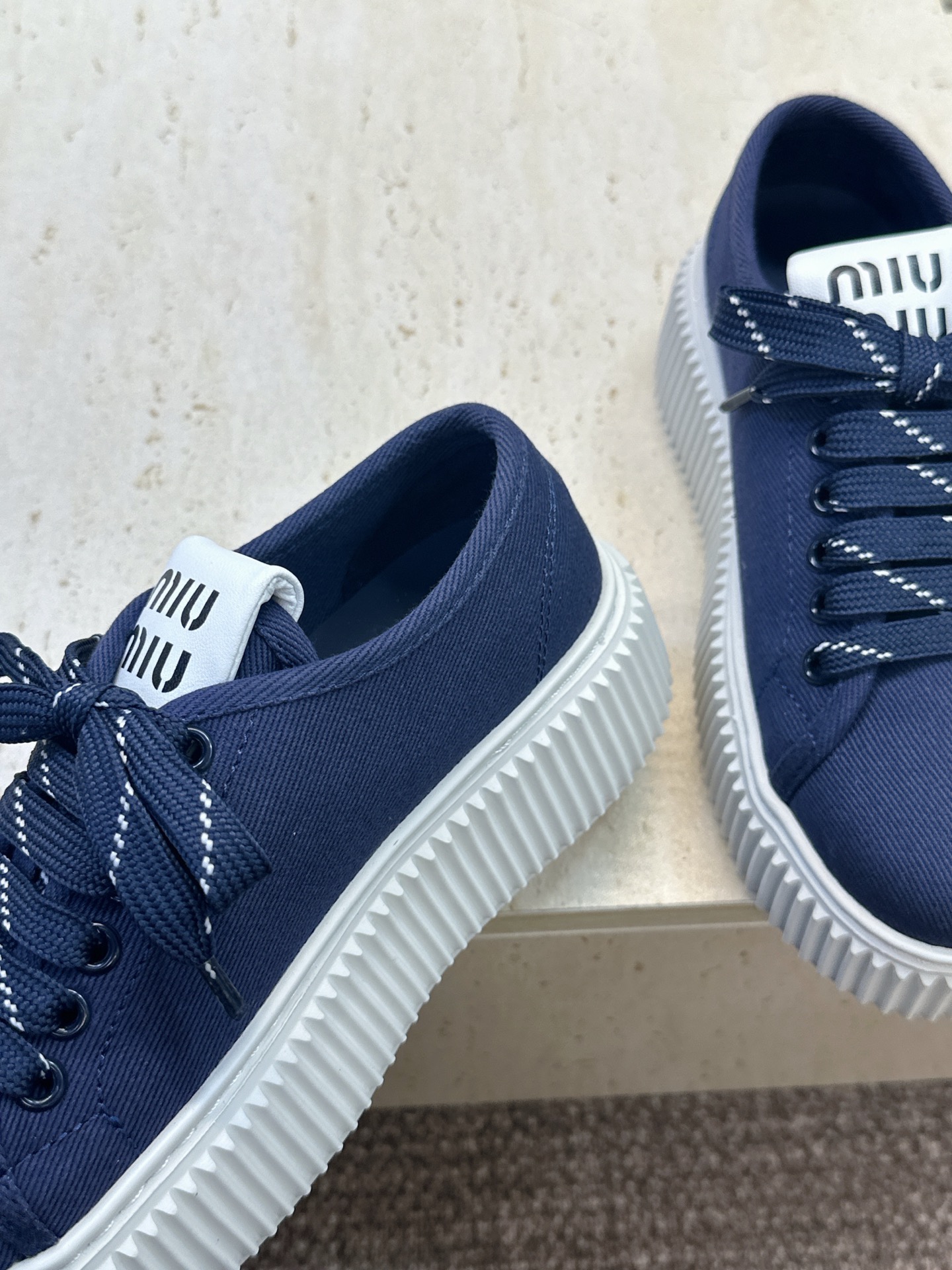 顶级版 Miumiu 2026春夏高定系列走秀新款系带休闲运动松糕小白鞋 缪缪明星同款字母logo厚底圆头拼色滑板帆布女