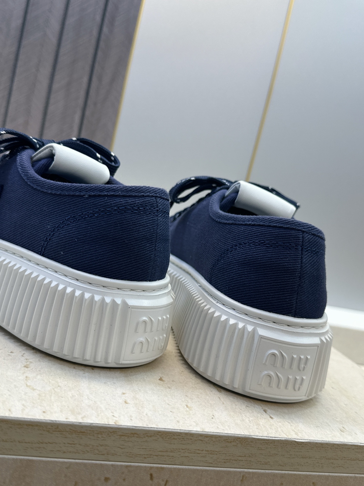 顶级版 Miumiu 2026春夏高定系列走秀新款系带休闲运动松糕小白鞋 缪缪明星同款字母logo厚底圆头拼色滑板帆布女