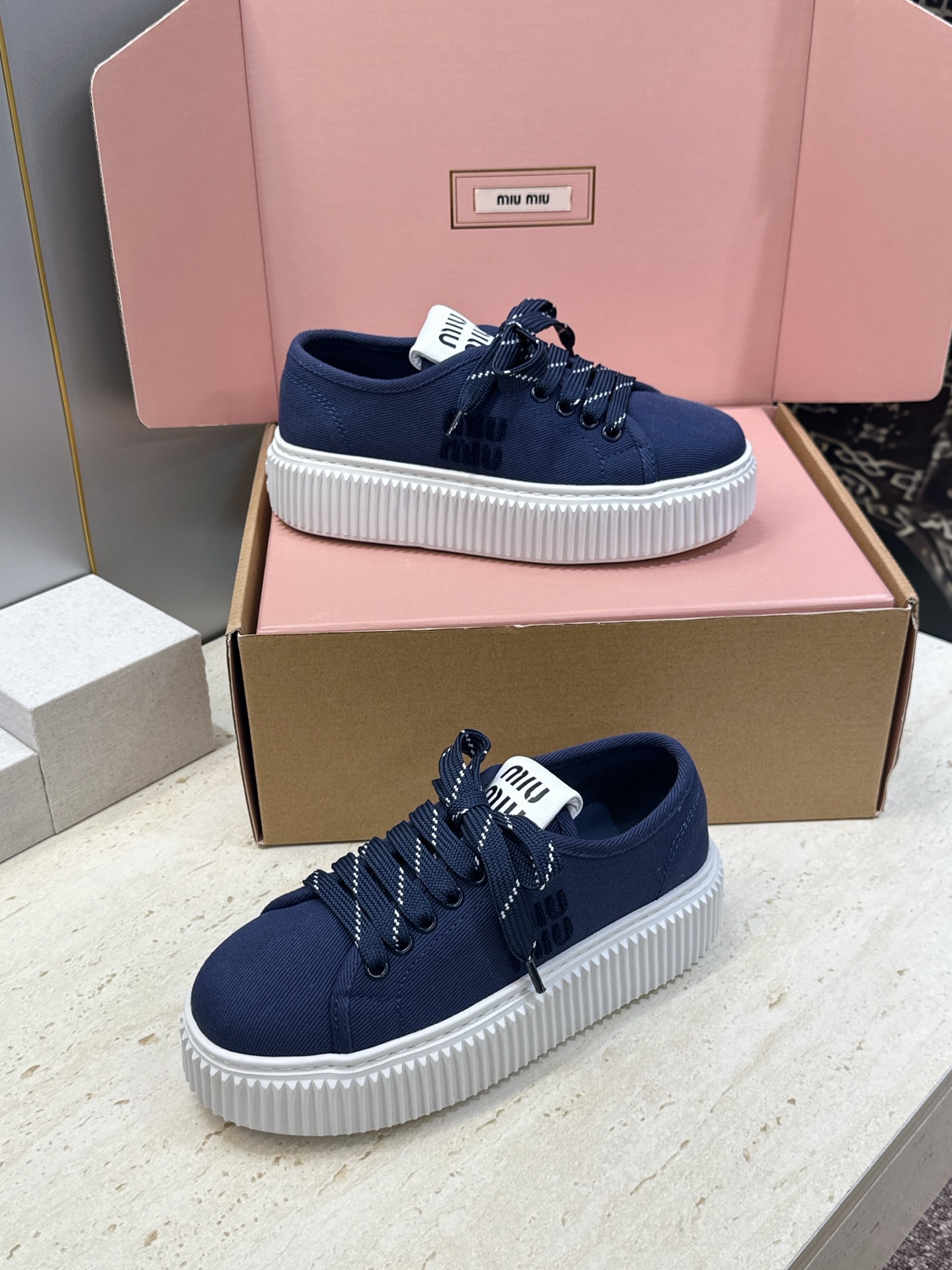 顶级版 Miumiu 2026春夏高定系列走秀新款系带休闲运动松糕小白鞋 缪缪明星同款字母logo厚底圆头拼色滑板帆布女