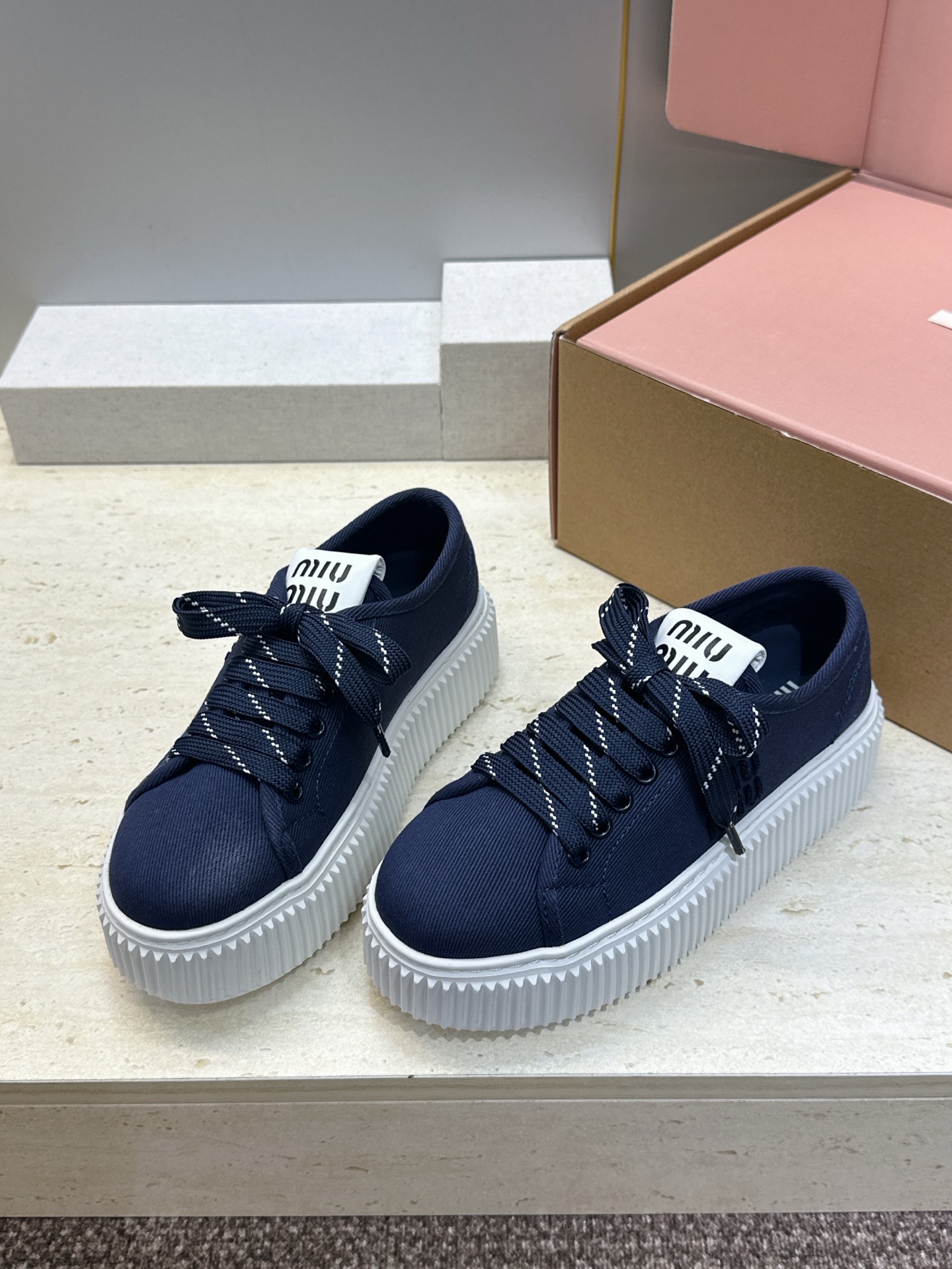 顶级版 Miumiu 2026春夏高定系列走秀新款系带休闲运动松糕小白鞋 缪缪明星同款字母logo厚底圆头拼色滑板帆布女