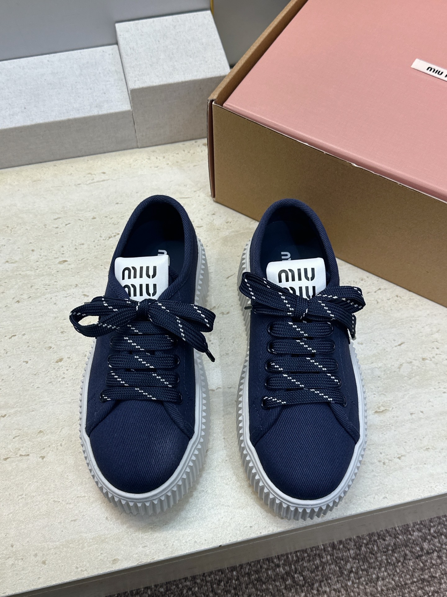 顶级版 Miumiu 2026春夏高定系列走秀新款系带休闲运动松糕小白鞋 缪缪明星同款字母logo厚底圆头拼色滑板帆布女
