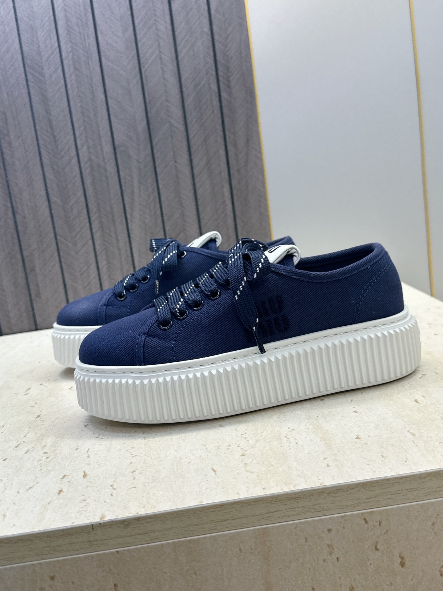顶级版 Miumiu 2026春夏高定系列走秀新款系带休闲运动松糕小白鞋 缪缪明星同款字母logo厚底圆头拼色滑板帆布女