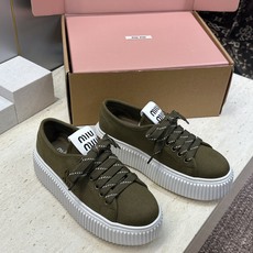 顶级版 Miumiu 2026春夏高定系列走秀新款系带休闲运动松糕小白鞋 缪缪明星同款字母logo厚底圆头拼色滑板帆布女 顶级版 Miumiu 2026春夏高定系列走秀新款系带休闲运动松糕小白鞋 缪缪明星同款字母logo厚底圆头拼色滑板帆布女