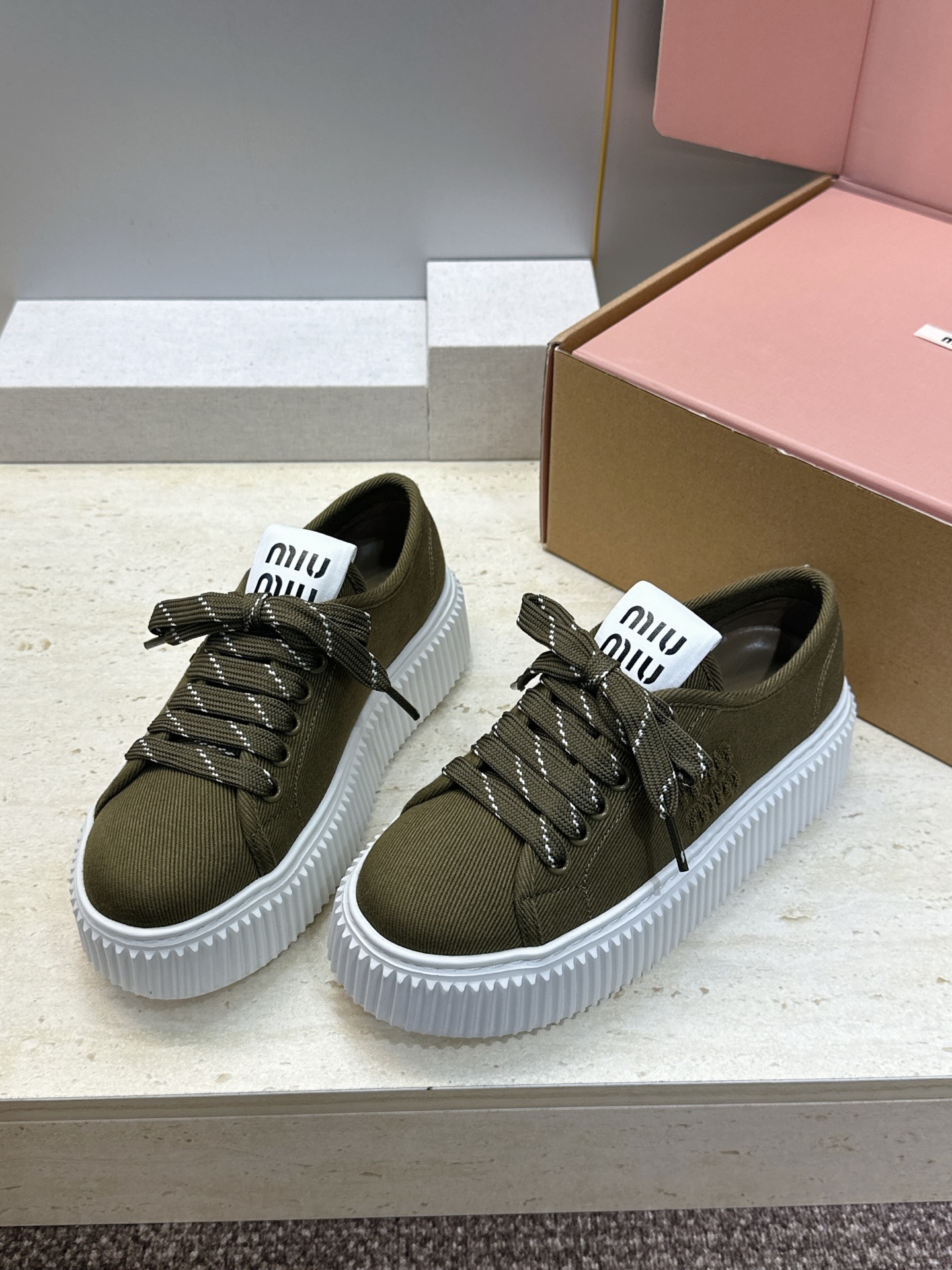 顶级版 Miumiu 2026春夏高定系列走秀新款系带休闲运动松糕小白鞋 缪缪明星同款字母logo厚底圆头拼色滑板帆布女