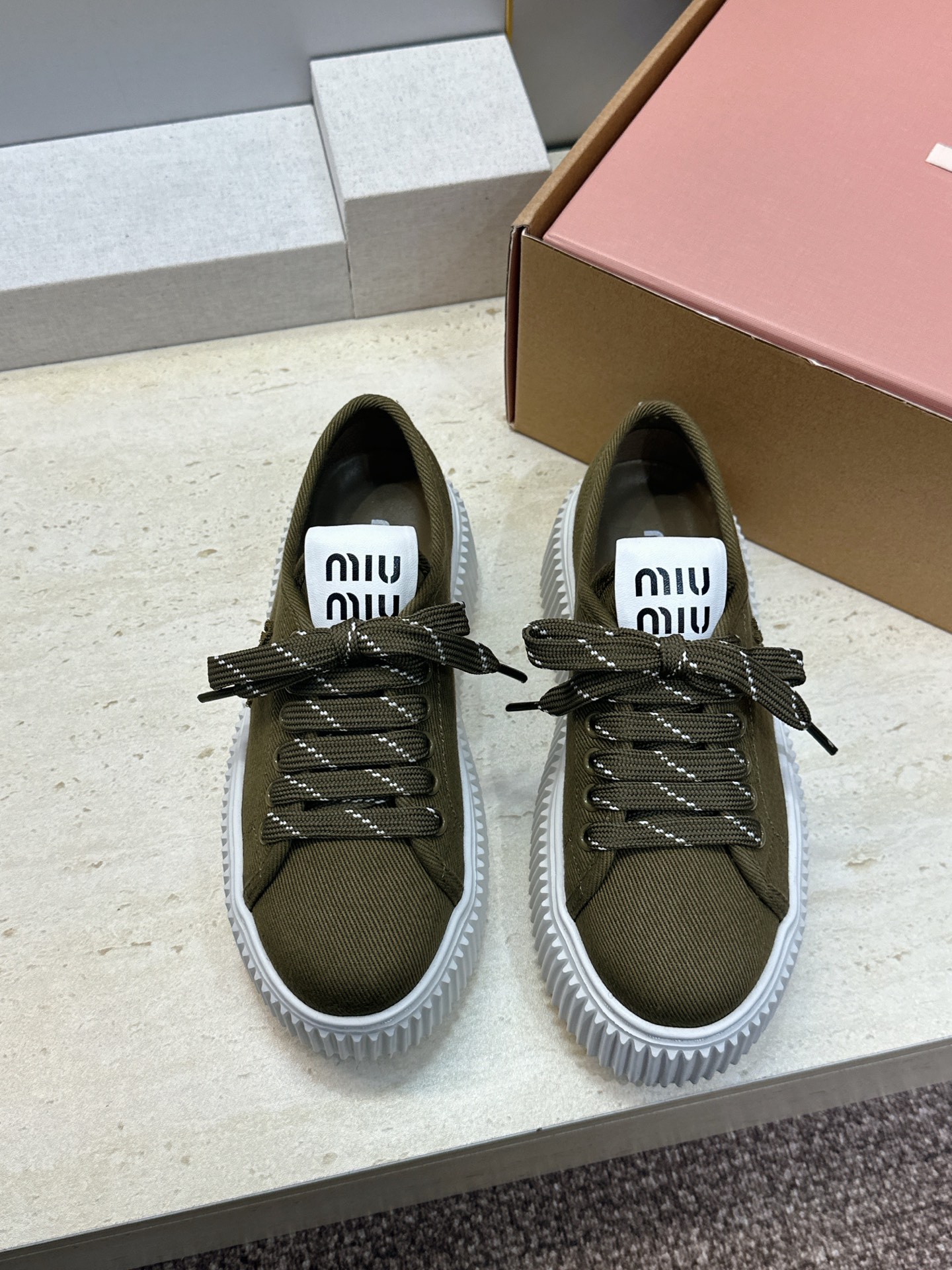 顶级版 Miumiu 2026春夏高定系列走秀新款系带休闲运动松糕小白鞋 缪缪明星同款字母logo厚底圆头拼色滑板帆布女