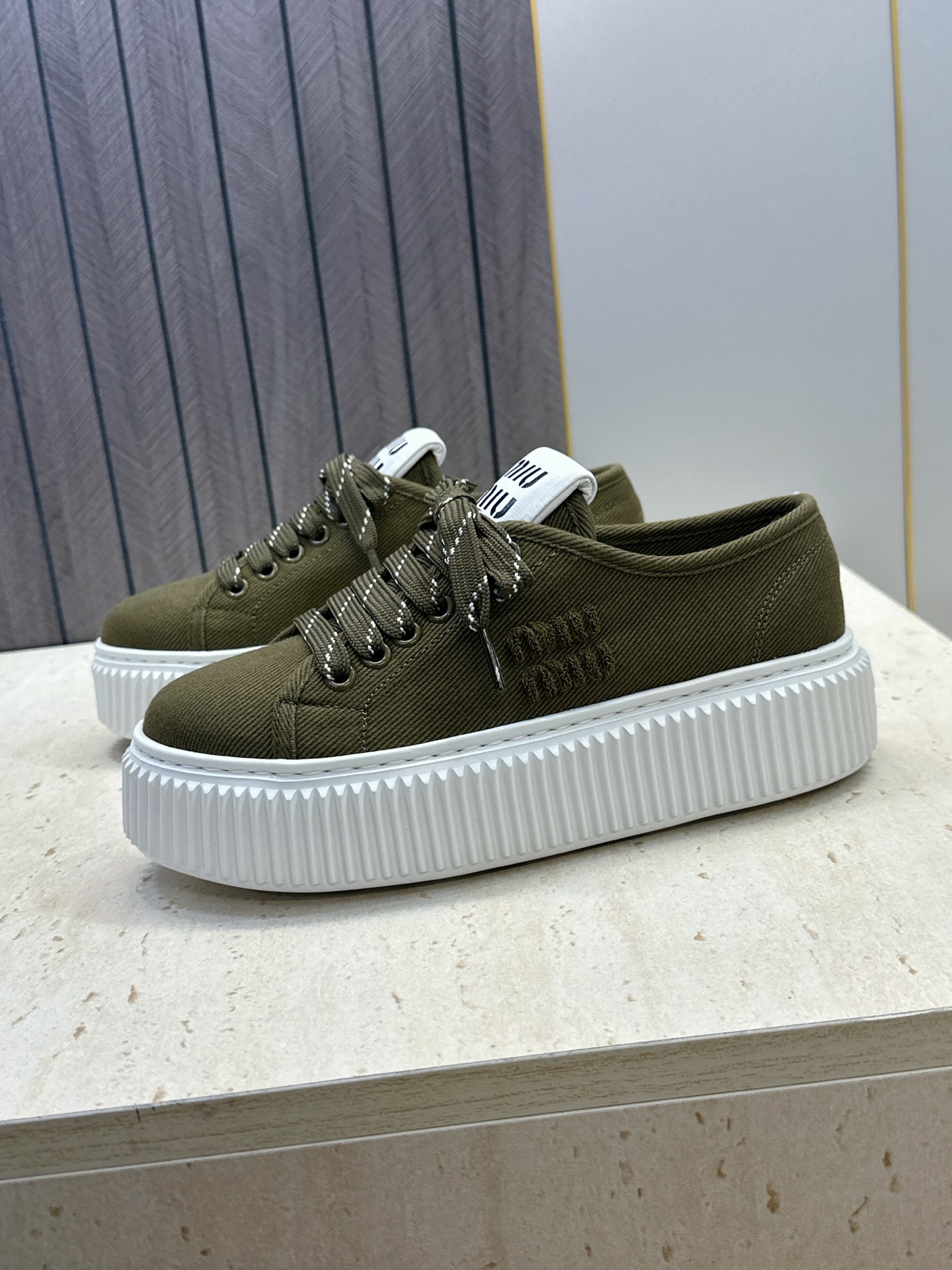 顶级版 Miumiu 2026春夏高定系列走秀新款系带休闲运动松糕小白鞋 缪缪明星同款字母logo厚底圆头拼色滑板帆布女