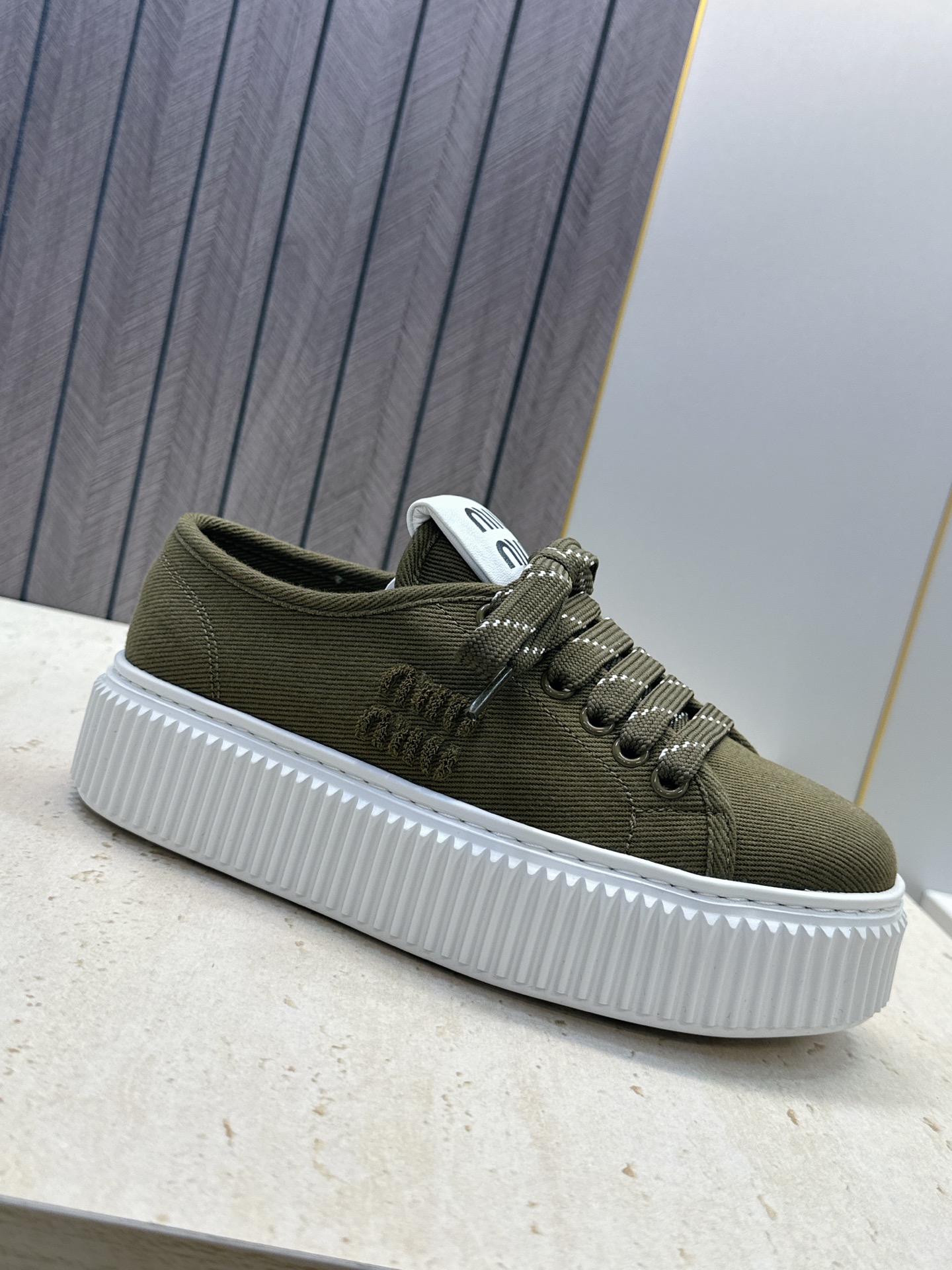 顶级版 Miumiu 2026春夏高定系列走秀新款系带休闲运动松糕小白鞋 缪缪明星同款字母logo厚底圆头拼色滑板帆布女