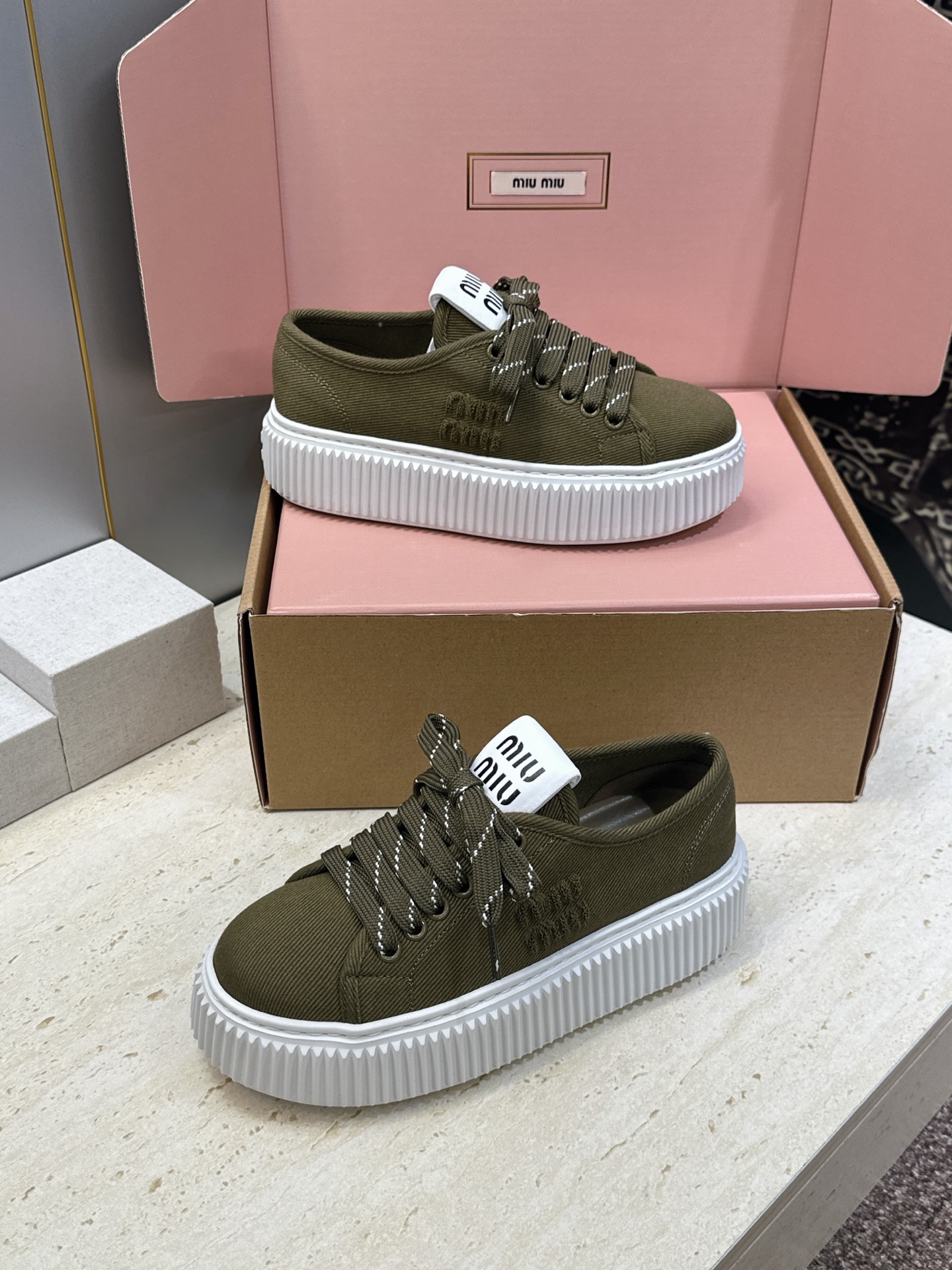 顶级版 Miumiu 2026春夏高定系列走秀新款系带休闲运动松糕小白鞋 缪缪明星同款字母logo厚底圆头拼色滑板帆布女