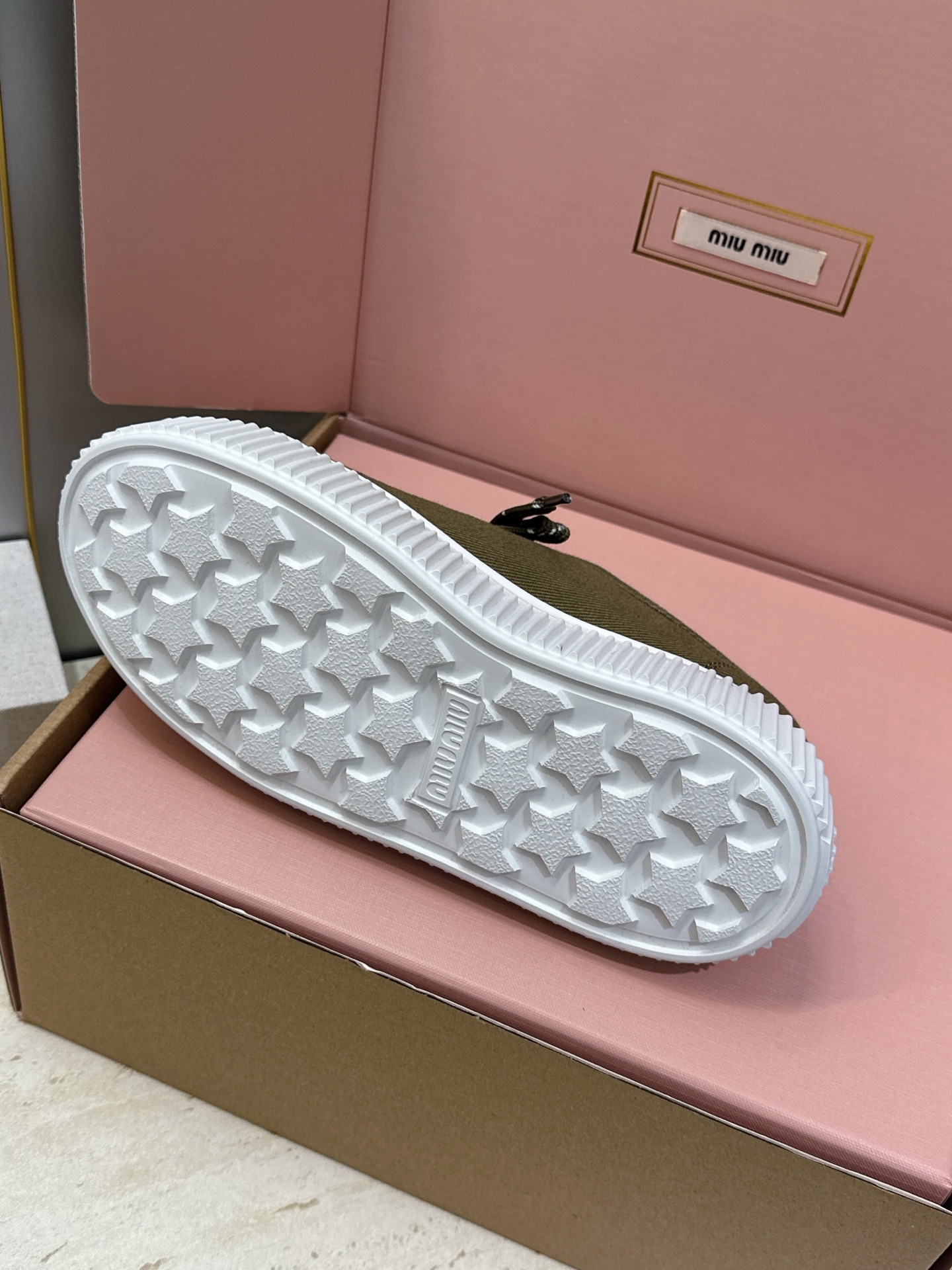 顶级版 Miumiu 2026春夏高定系列走秀新款系带休闲运动松糕小白鞋 缪缪明星同款字母logo厚底圆头拼色滑板帆布女