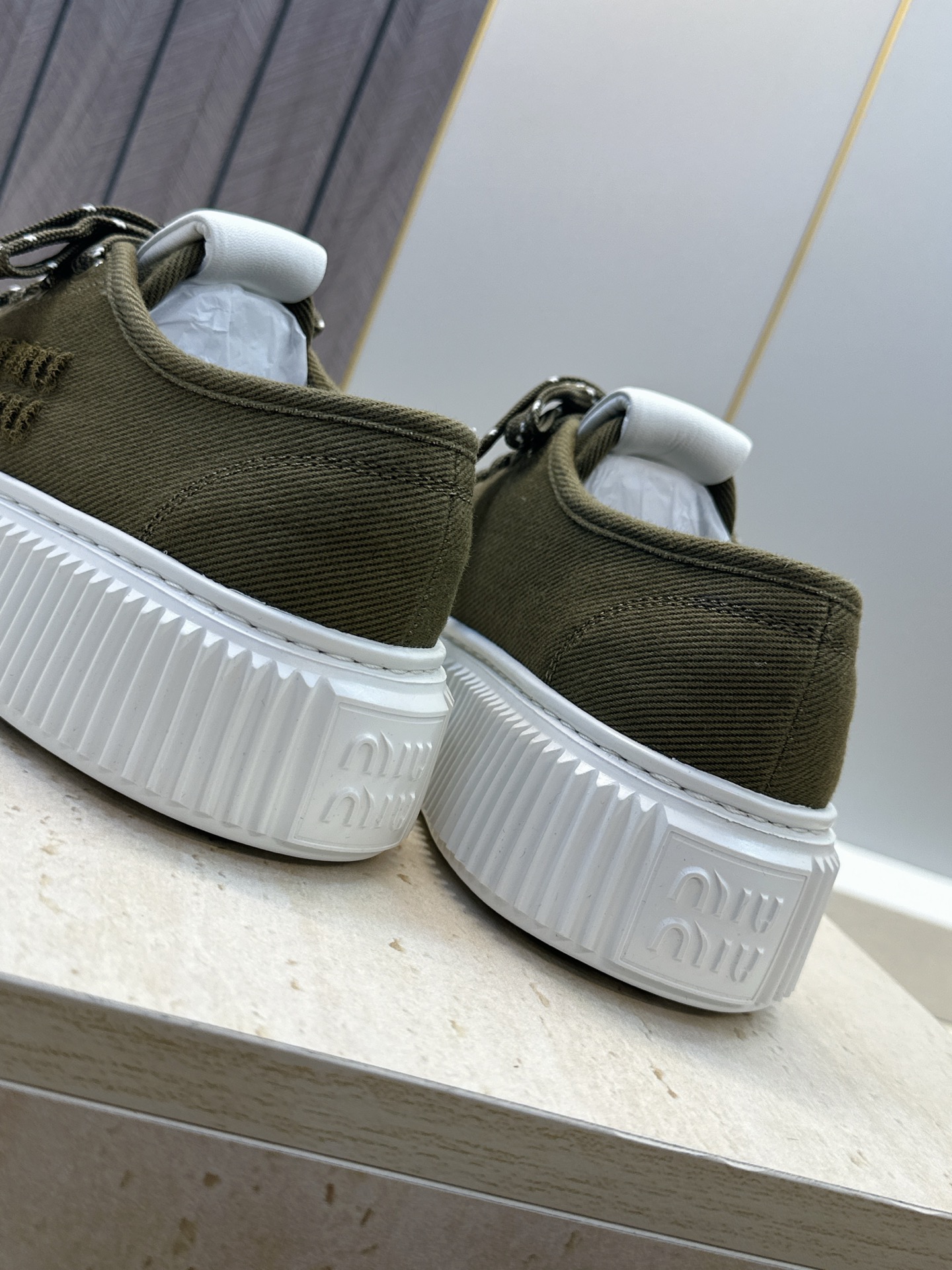 顶级版 Miumiu 2026春夏高定系列走秀新款系带休闲运动松糕小白鞋 缪缪明星同款字母logo厚底圆头拼色滑板帆布女
