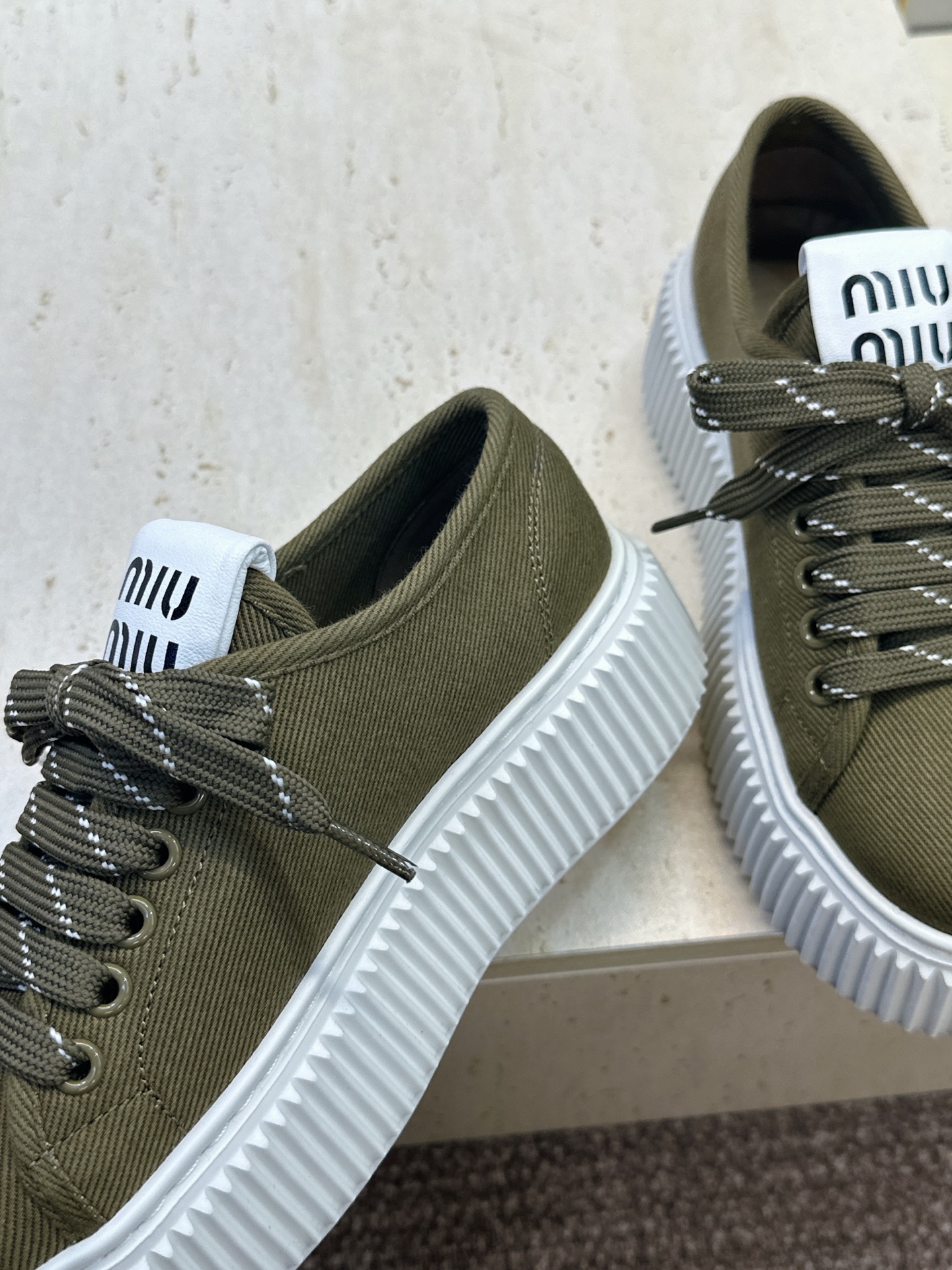 顶级版 Miumiu 2026春夏高定系列走秀新款系带休闲运动松糕小白鞋 缪缪明星同款字母logo厚底圆头拼色滑板帆布女