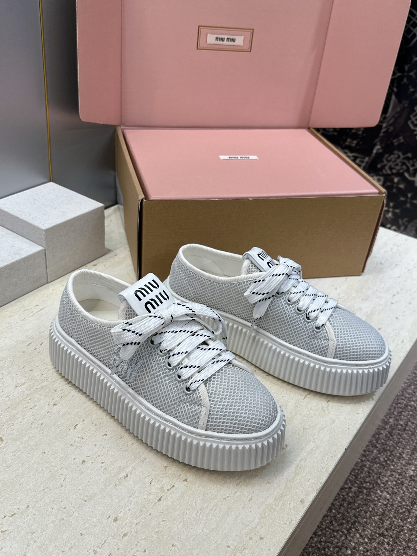 顶级版 Miumiu 2026春夏高定系列走秀新款系带休闲运动松糕小白鞋 缪缪明星同款字母logo厚底圆头拼色滑板帆布女 顶级版 Miumiu 2026春夏高定系列走秀新款系带休闲运动松糕小白鞋 缪缪明星同款字母logo厚底圆头拼色滑板帆布女