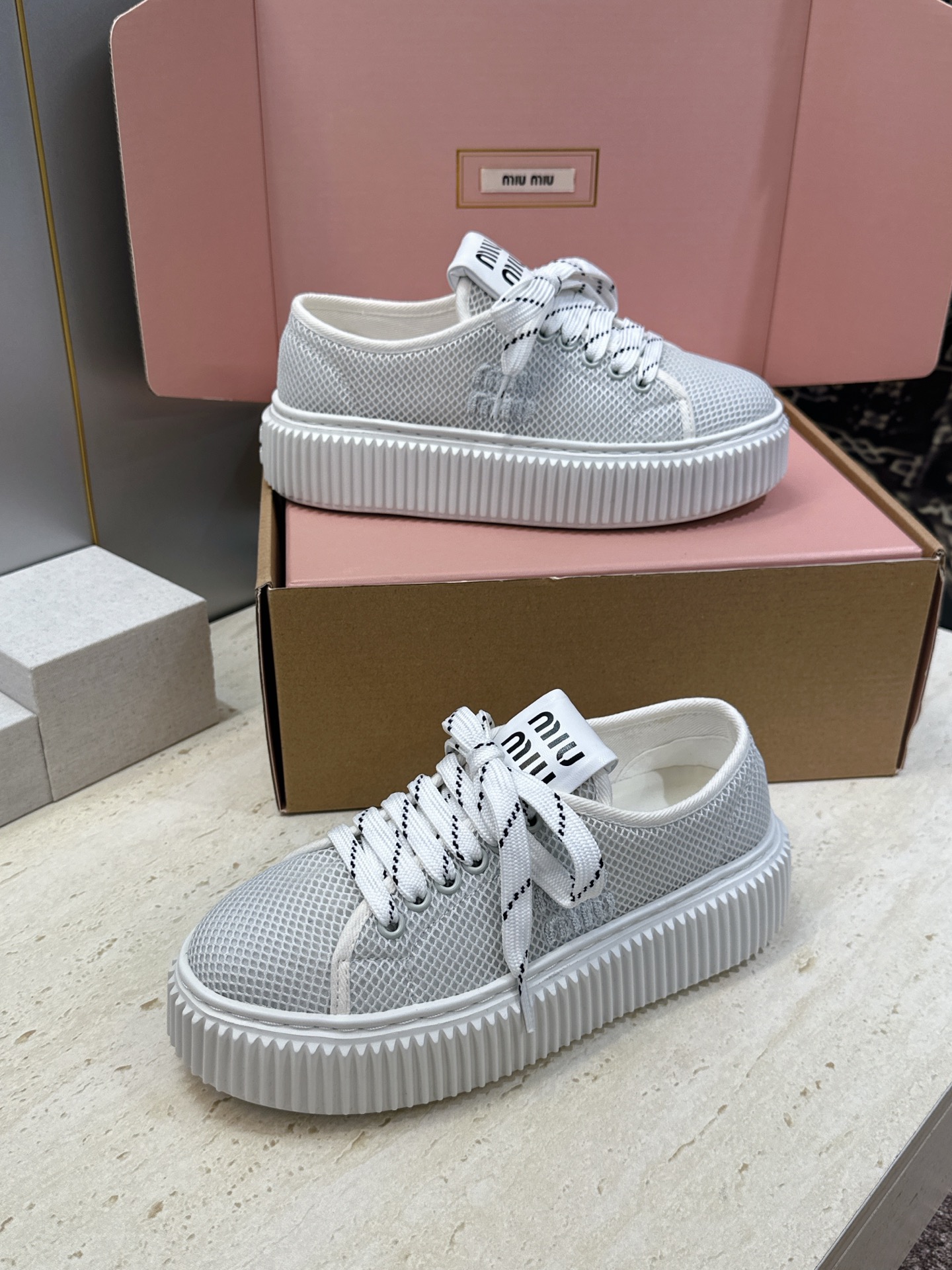 顶级版 Miumiu 2026春夏高定系列走秀新款系带休闲运动松糕小白鞋 缪缪明星同款字母logo厚底圆头拼色滑板帆布女 顶级版 Miumiu 2026春夏高定系列走秀新款系带休闲运动松糕小白鞋 缪缪明星同款字母logo厚底圆头拼色滑板帆布女
